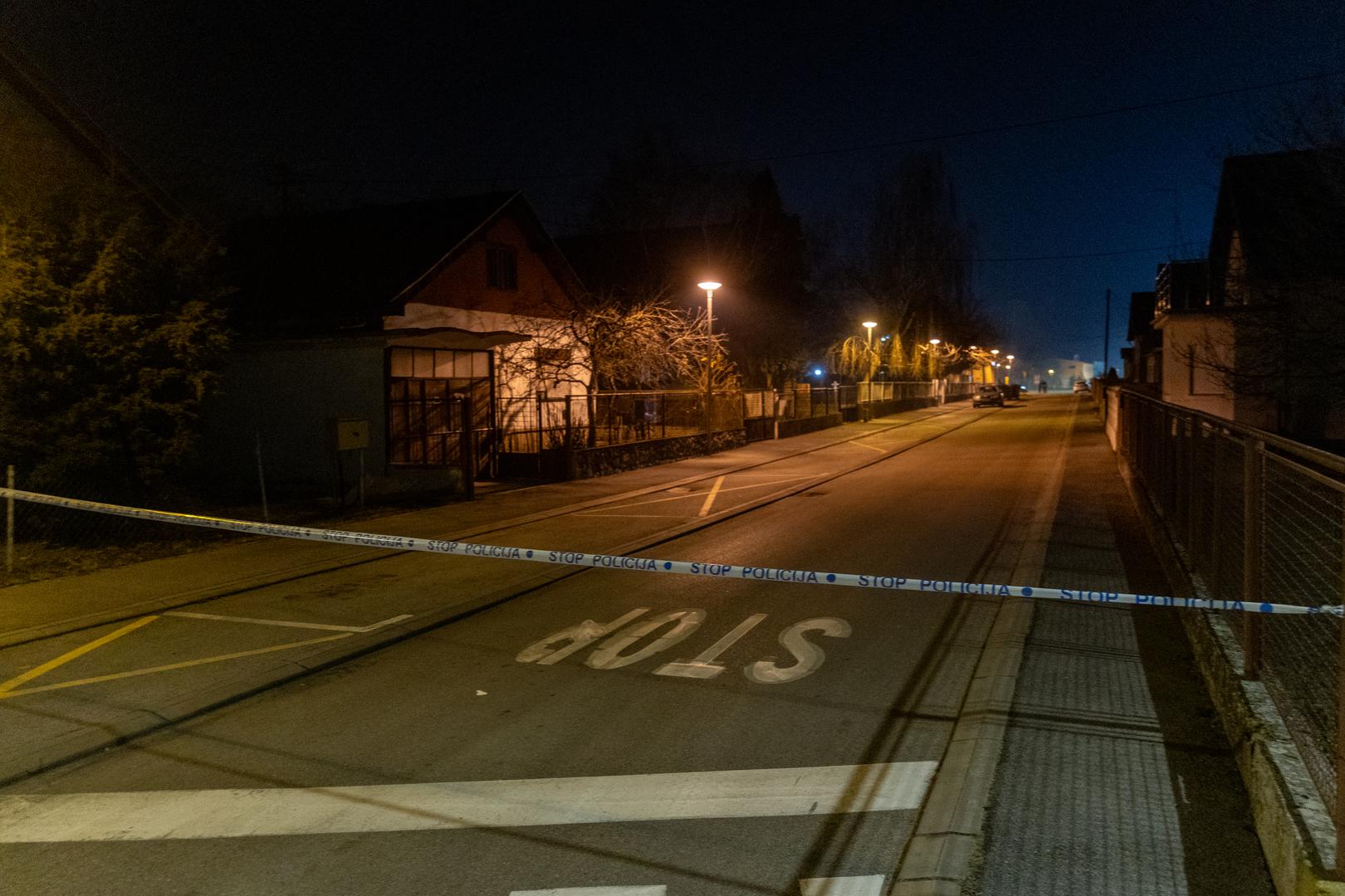 21.01.2024., Vukovar -  Policija je zatvorila ulicu Stjepana Filipovića u kojoj se nalazi Ekonomska skola, ispred koje je dojavljeno da se nalazio eksplozivni uredaj, policijski ocevid je u tijeku Photo: Borna Jaksic/PIXSELL