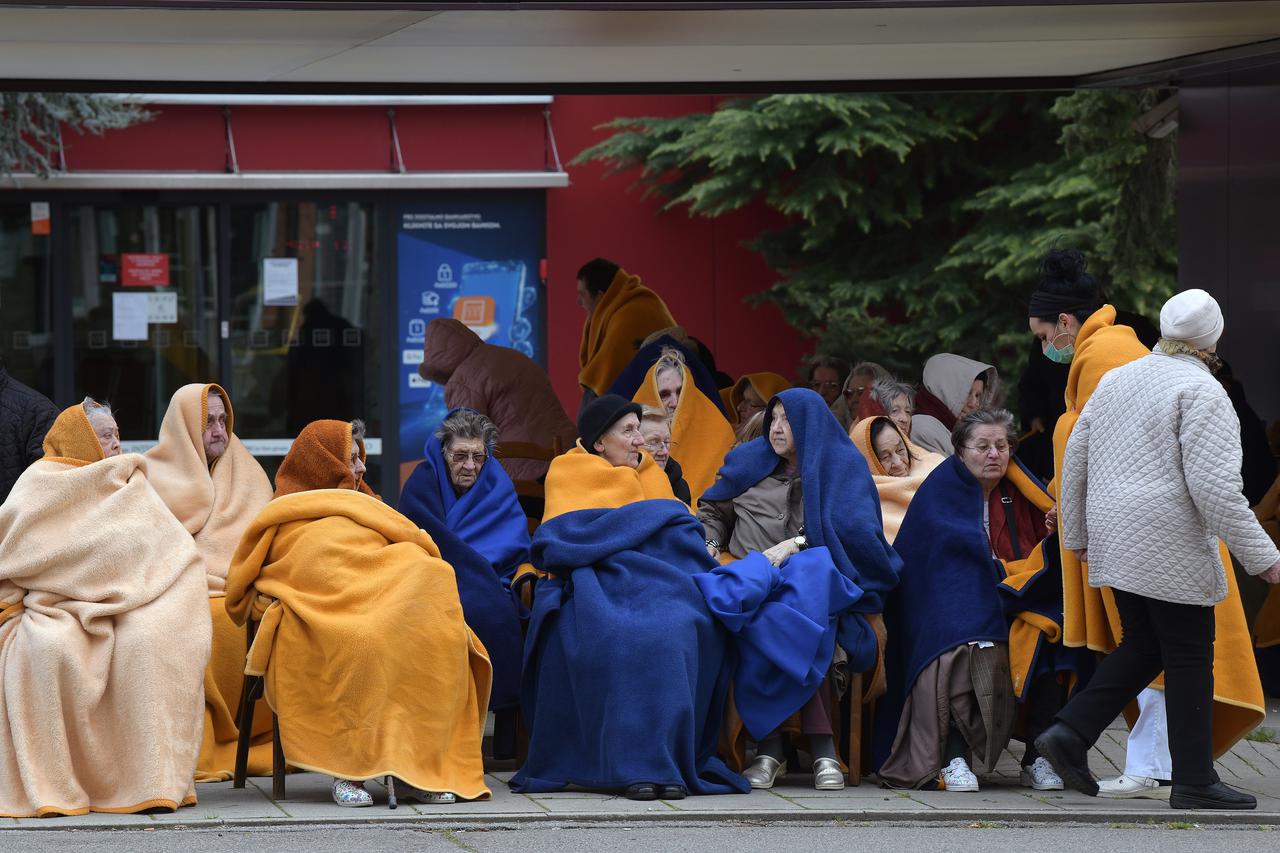 Umirovljenici iz doma Maksimir nakon potresa izašli izvan doma