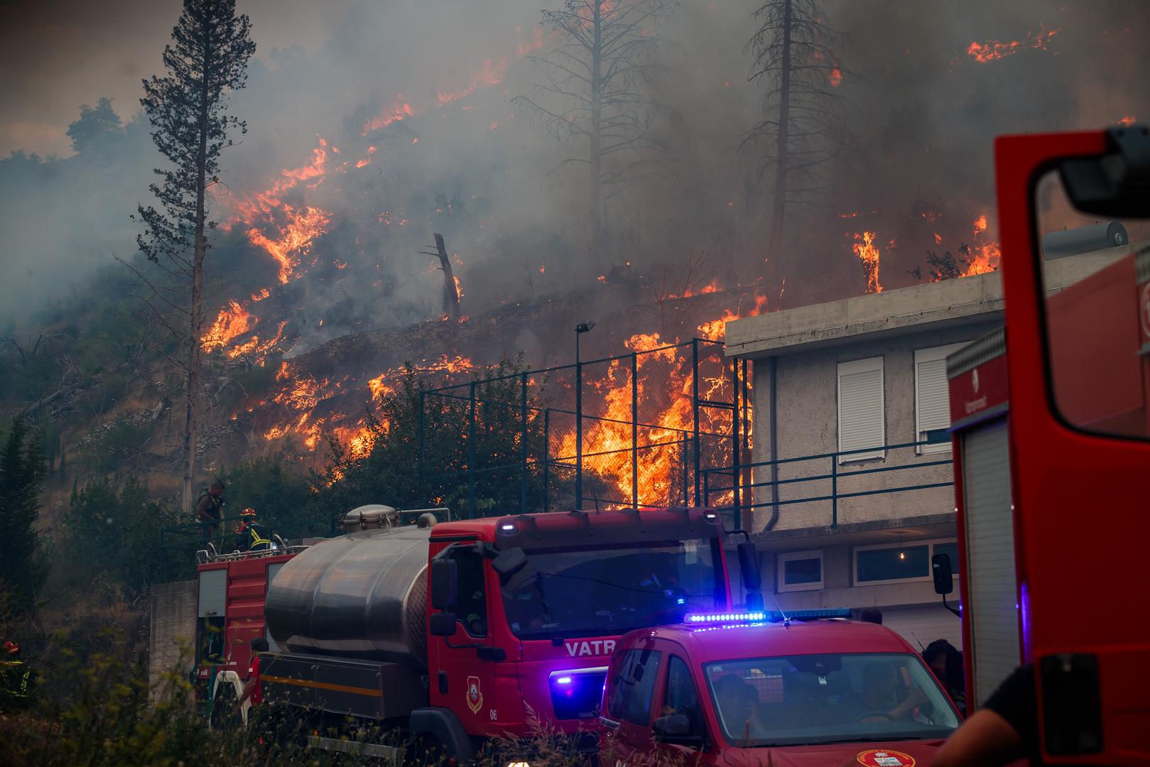 Razbuktao se požar u Žrnovnici koji je izbio u ponedjeljak nakon udara groma.

