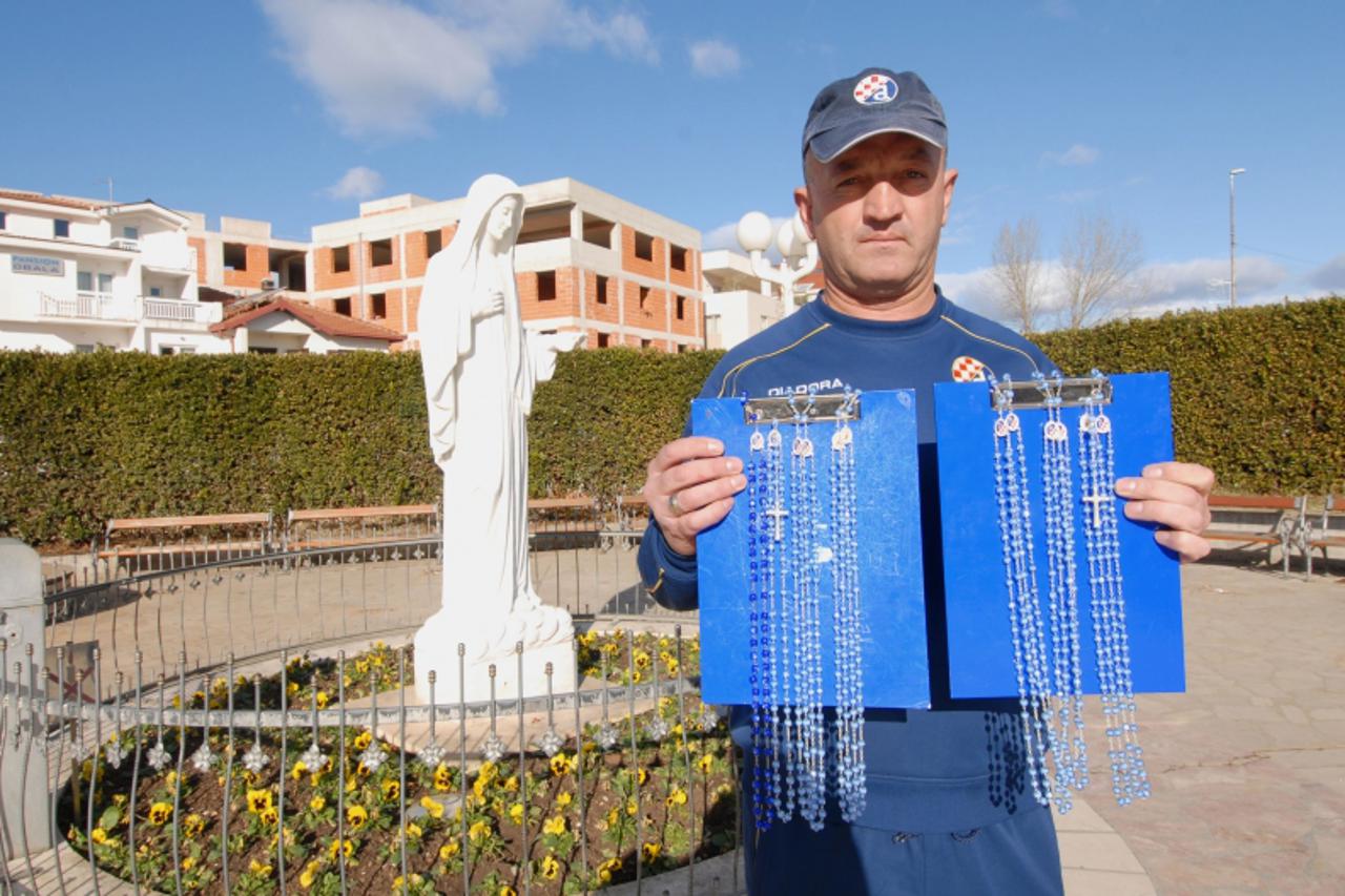 'bih...medjugorje...11.01.2012...medjugorski taksist zarko selak dosao na ideju da voljenom klubu pokloni plave krunice foto: zoran grizelj vecernji list'