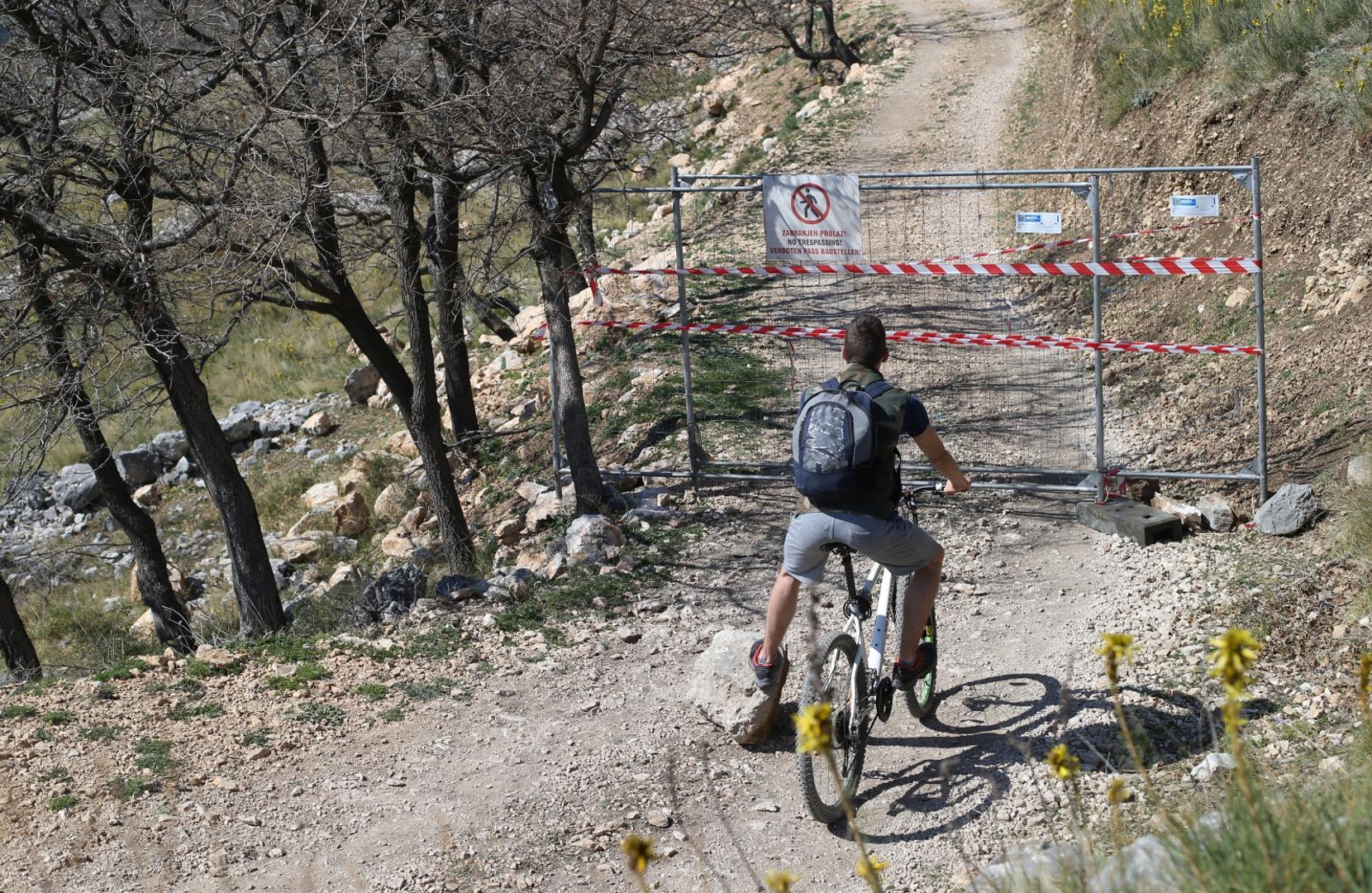 04.04.2020., Split - Zatvoren zaobilazni makadamski put izmedju Krila i Gornje Podstrane koji su pojedincki koristili kao alternativu nakon uvodjenja kontrolnog punkta u Mutograsu na cesti izmedju Omisa i Splita koji je postavljen u svrhu smanjenja opasnosti od sirenja koronavirusa. Photo: Ivo Cagalj/PIXSELL