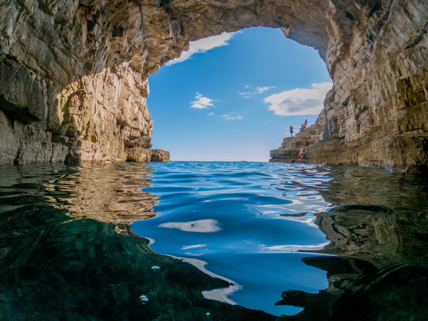 Galebove stijene: Na osmom mjestu nalazi se plaža Galebove stijene u Puli, okružena prekrasnom prirodom, špiljama i visokim liticama.