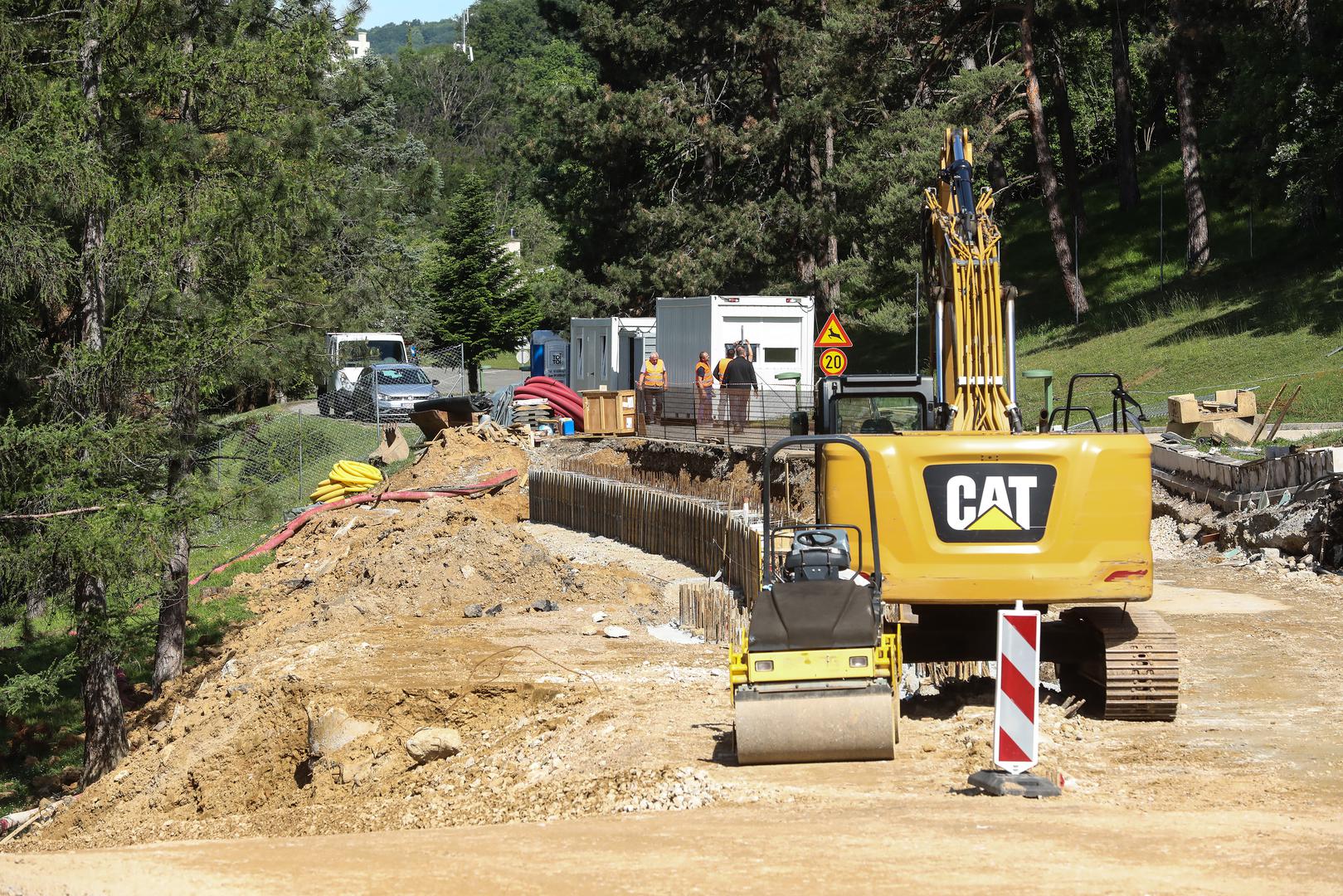 Klizište koje se prije petnaestak dana aktiviralo na samom ulazu u kompleks Ureda predsjednika RH, u ulici Pantovčak 241, samo se pogoršava. 