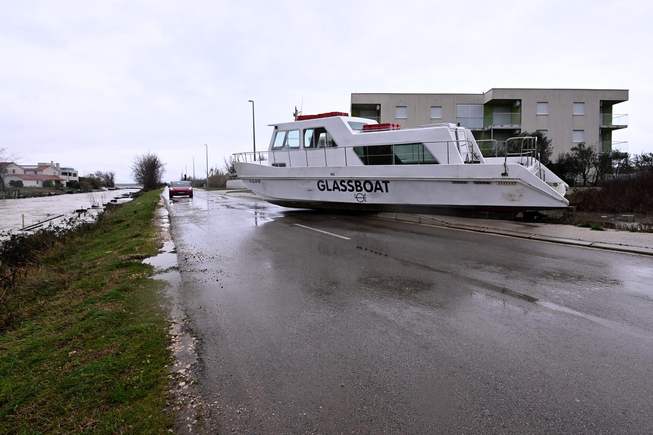 Zadar: Nakon nevremena i obilne kiše na prometnici je nasukan brod