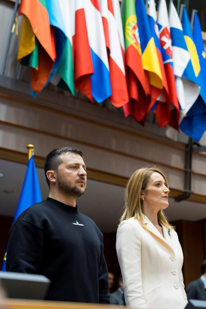 European Parliament President Roberta Metsola stands with Ukrainian President Volodymyr Zelenskiy at the European Parliament during an address, amid Zelenskiy's second international trip since Russia's invasion of Ukraine, in Brussels, Belgium February 9, 2023. Daina Le Lardic/European Union 2023/Handout via REUTERS ATTENTION EDITORS - THIS IMAGE HAS BEEN SUPPLIED BY A THIRD PARTY. MANDATORY CREDIT Photo: DAINA LE LARDIC/EU 2023/REUTERS