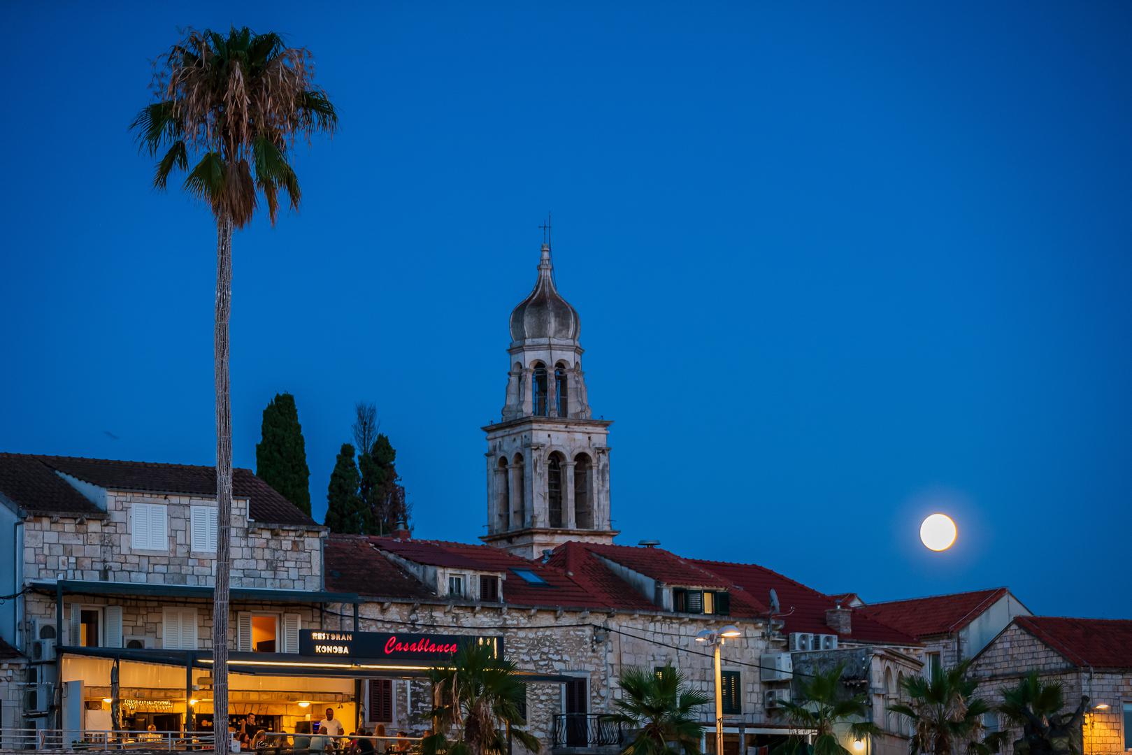 29.07.2023., Vela Luka -  Super mjesec iznad Vela Luke. Photo: Zvonimir Barisin/PIXSELL