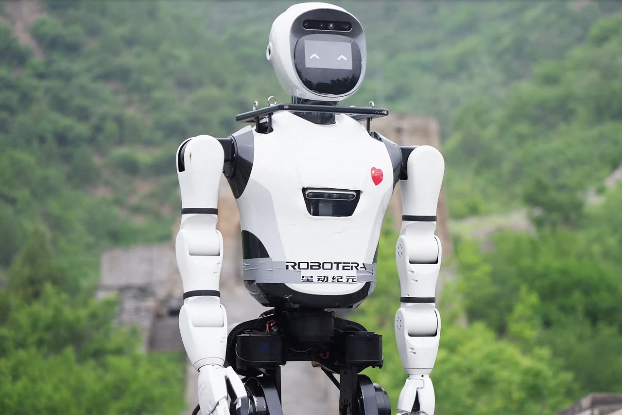 Le robot XBot-L démontre ses compétences en équilibre sur la Grande Muraille de Chine