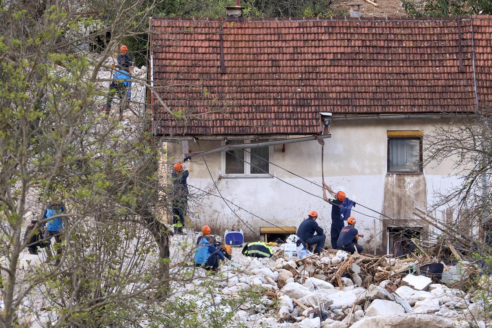 04.10.2024., Donja Jablanica, Bosna i Hercegovina - Pripadnici Civilne zastite pretrazuju podrucje u selu Donja Jablanica gdje je kliziste unistilo oko 15 kuca. Photo: Armin Durgut/PIXSELL