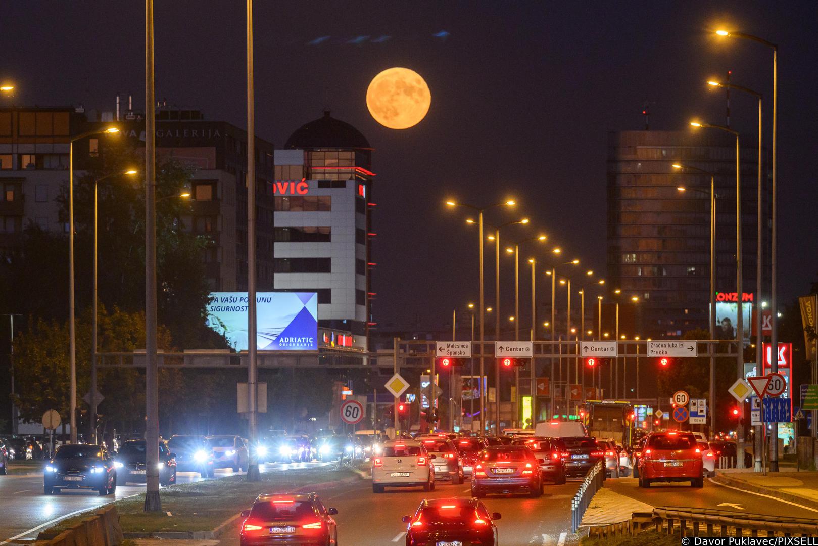 29.09.2023., Zagreb - Izlazak punog mjeseca nad Zagrebackom avenijom. Photo: Davor Puklavec/PIXSELL