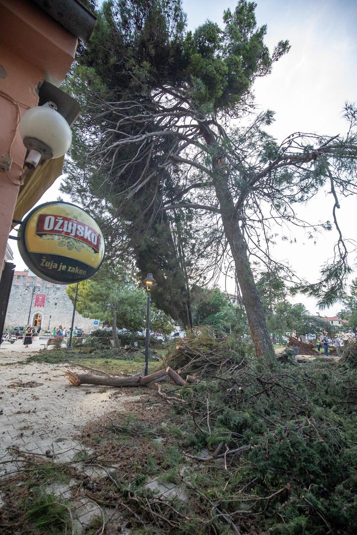 Oluja i veliko nevrijeme koje je u Istru stiglo iz Italije najviše je štete napravilo na Bujštini, koju od Italije dijeli samo ravna površina mora. U ostalim dijelovima Istre nema većih šteta - u Buzetu je nevrijeme bio manjeg intenziteta, sve je trajalo nekih desetak minuta, a vatrogasci su imali jednu intervenciju.

