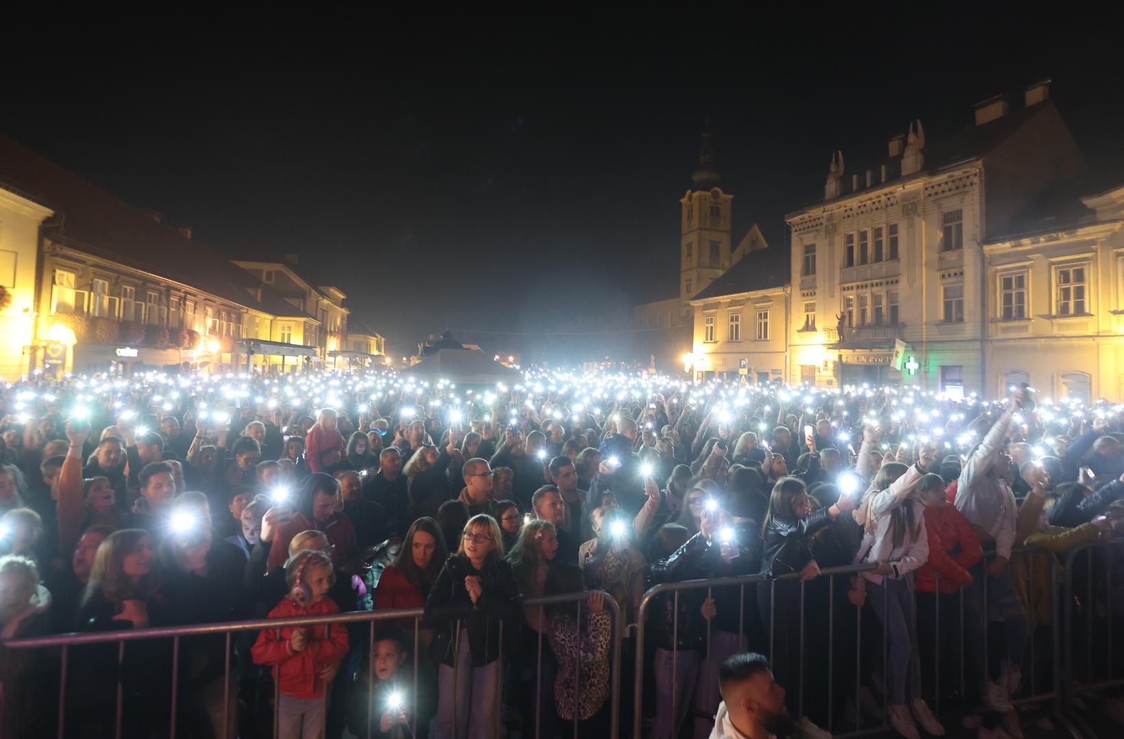 15.10.2022., Samobor - U sklopu proslave 780 rodjendana grada Samobora, odrzan koncert Petra Grase i vatromet na Trgu kralja Tomislava. Photo: Marko Prpic/PIXSELL