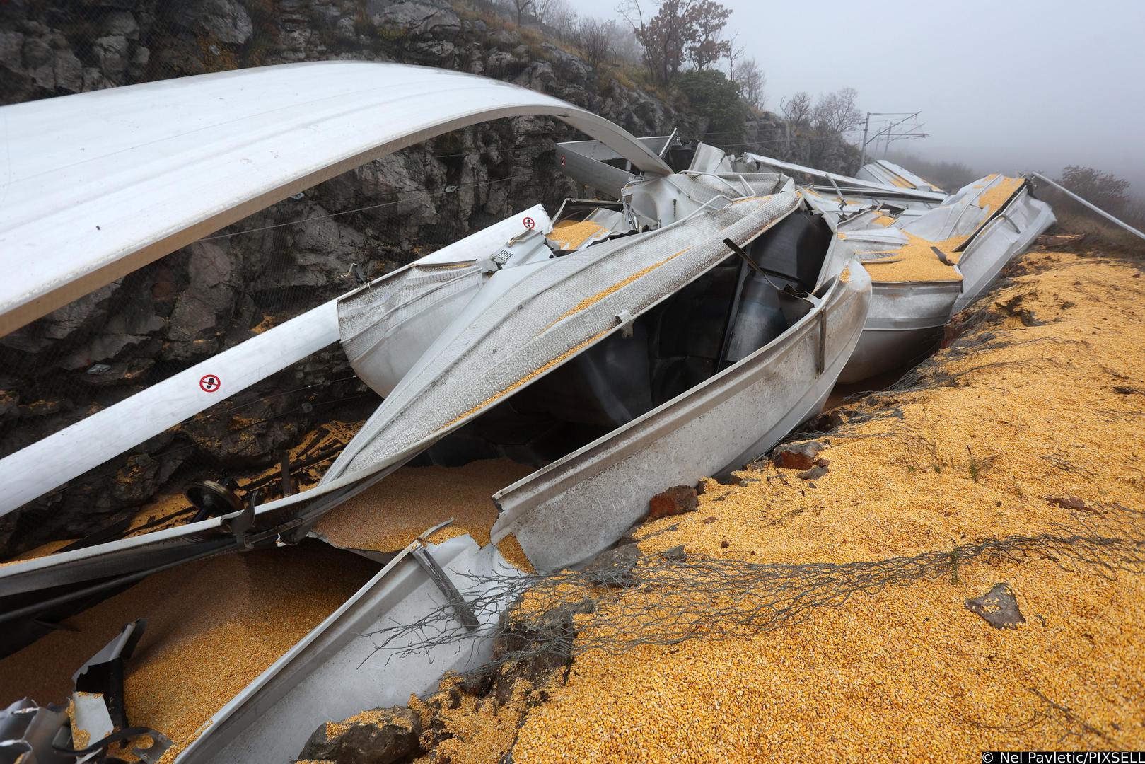 12.12.2023.., Rijeka -  Izmedju kolodvora Meja i Skrljevo jucer je  je do sudara teretnog vlaka prijevoznika Rail Cargo Carrier - Croati i pruznog vozila TMD HZ Infrastrukture.Danas je pocelo je izvlacenje vlaka  Photo: Nel Pavletic/PIXSELL