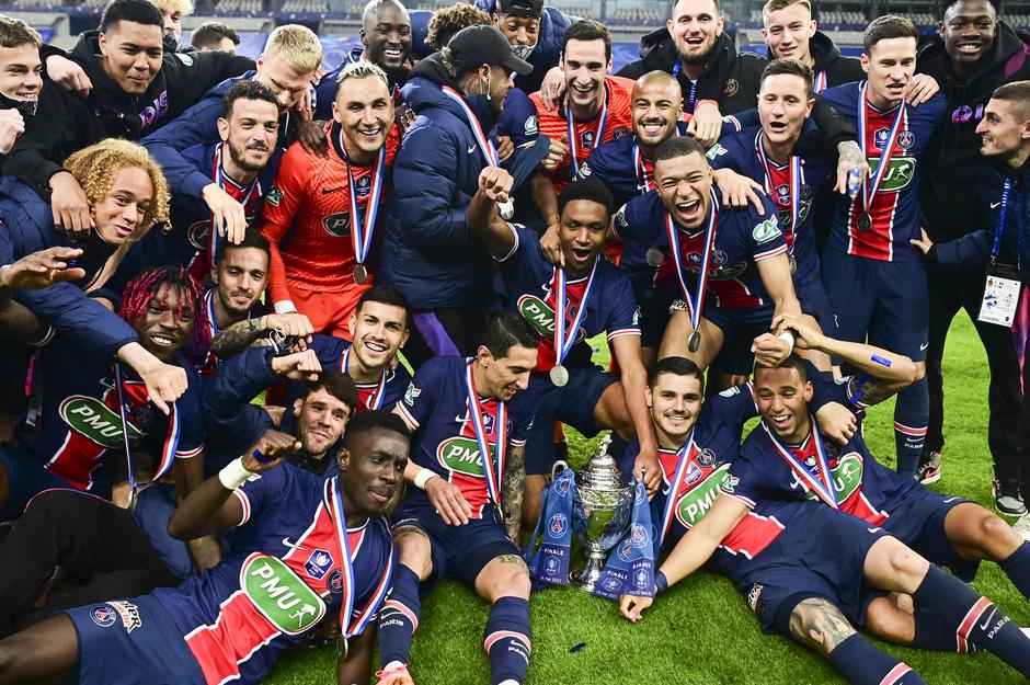 Le président Emmanuel Macron assiste à la victoire du Paris Saint Germain 2 à 0 face à Monaco en finale de Coupe de France au Stade de France à Saint-Denis