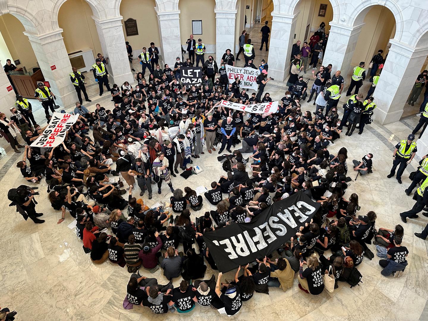 Protesters calling for a cease fire in Gaza and an end to the Israel-Hamas conflict occupy the rotunda of the Cannon House office building, surrounded by a ring of U.S. Capitol police on Capitol Hill in Washington, U.S., October 18, 2023. REUTERS/Jonathan Ernst     TPX IMAGES OF THE DAY Photo: JONATHAN ERNST/REUTERS