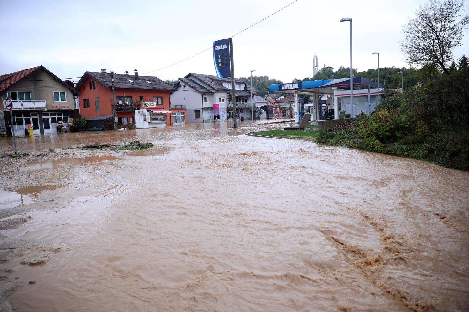 04.10.2024., Kiseljak, Bosna i Hercegovina - Zbog obilnih padalina poplavljene su ulice u Kiseljaku. Photo: Armin Durgut/PIXSELL