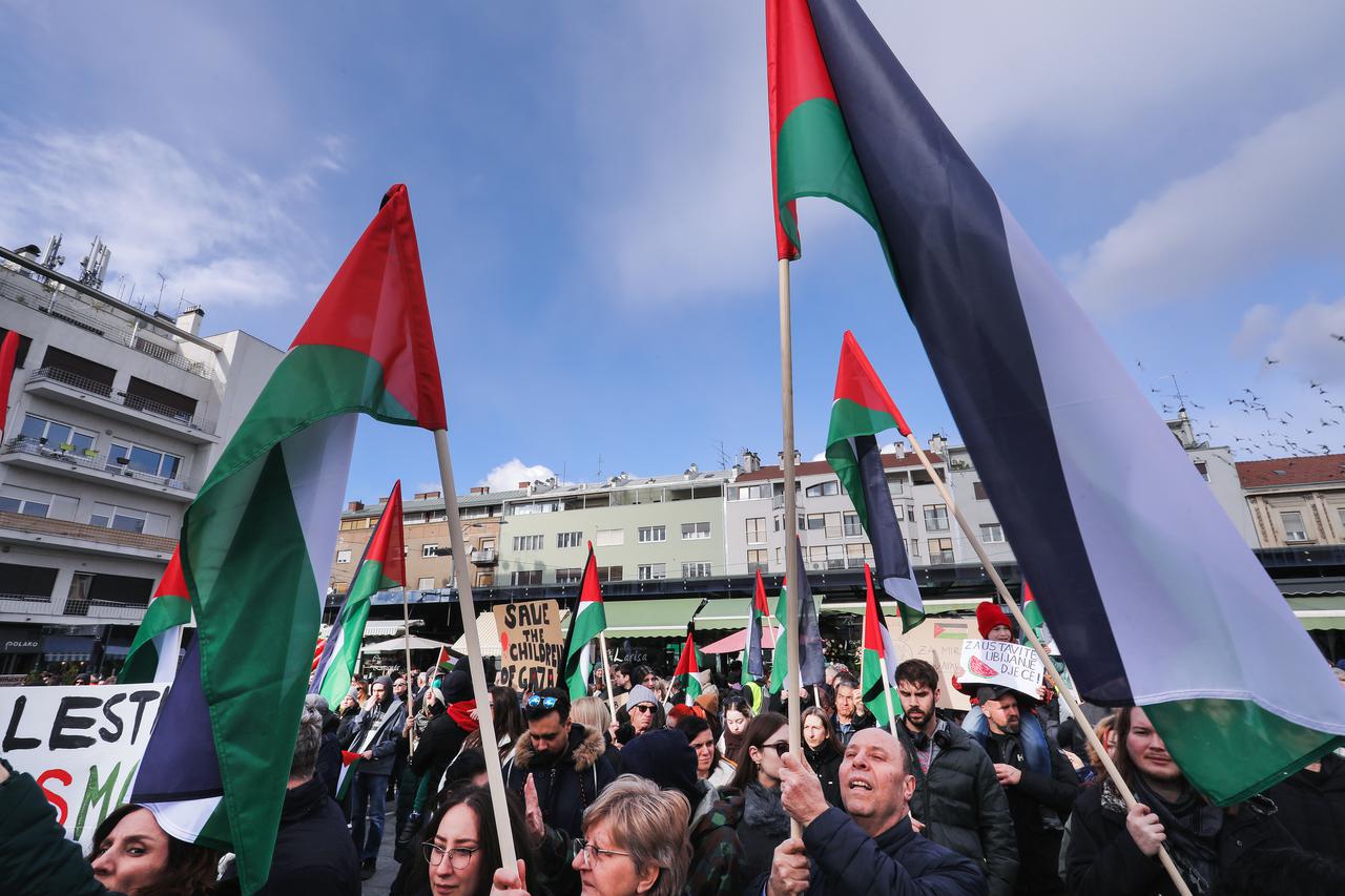 Zagreb: Inicijativa za slobodnu Palestinu održala je mirni skup pod nazivom "Ne u naše ime - mir i sloboda Palestini"