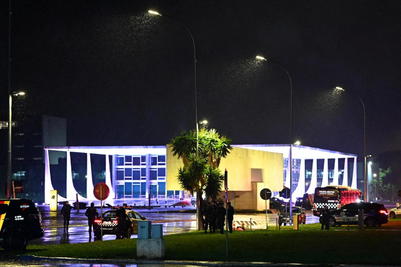 Police vehicles are seen in front of the Brazilian Supreme Court after explosions in the Three Powers Square in Brasilia, Brazil November 13, 2024. REUTERS/Tom Molina Photo: TOM MOLINA/REUTERS