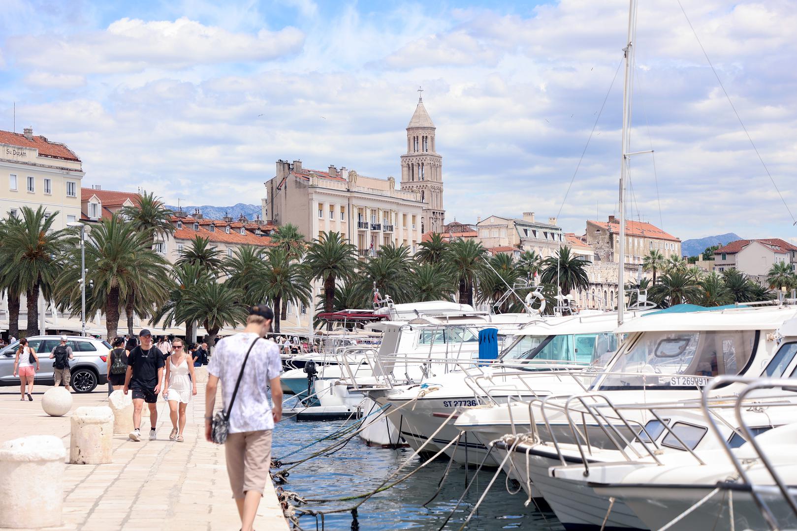 Ono što Split čini skupljim od Zagreba i najskupljim među najvećim hrvatskim gradovima su cijene nekretnina i najamnine, što vjerojatno proizlazi iz njegove turističke privlačnosti. U Splitu je, prema Numbeu, prosječna cijena četvornog metra stana čak 5.409,36 eura, a u Zagrebu je 4.960,98 eura.