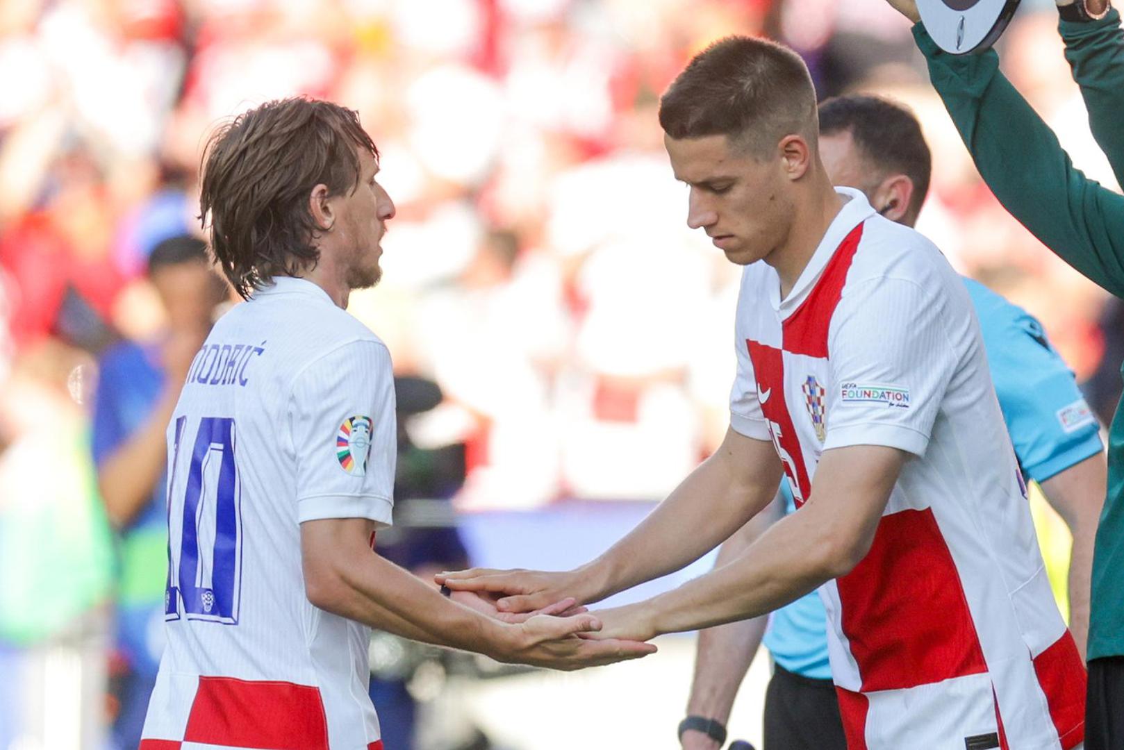 Utučen je bio i kapetan hrvatske reprezentacije Luka Modrić nakon teškog poraza. Kamera ga je uhvatila kako se u dva navrata u nevjerici drži za glavu te nervozno raspravlja sa suigračima. 