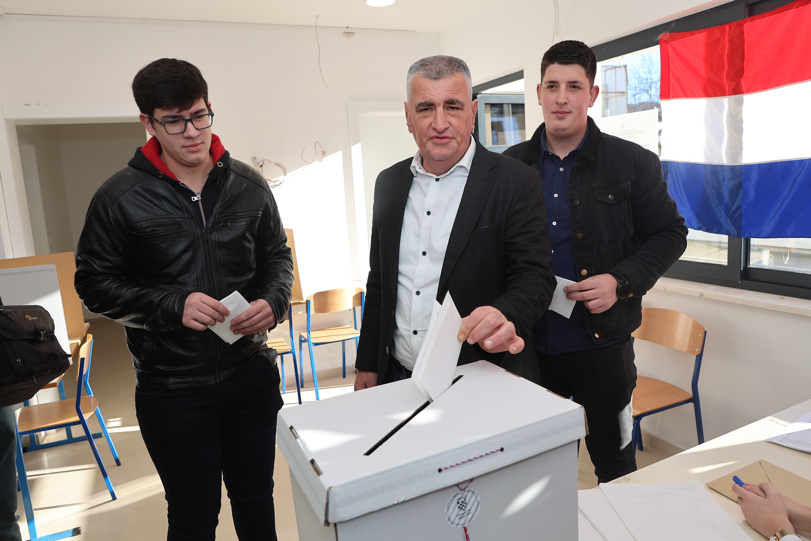 29.12.2024., Sinj - Predsjednicki kandidat Miro Bulj glasovao na izborima za predsjednika ili predsjednicu RH. Photo: Ivana Ivanovic/PIXSELL