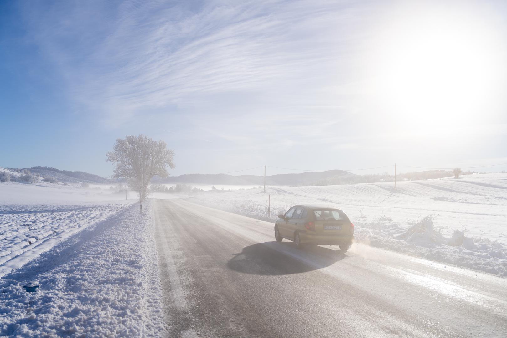 Ako vaš auto ima sustav kočenja ABS, nemojte pritiskati papučicu kočnice nekoliko puta zaredom. Kočite lagano i držite smjer. Preporučujemo da na zaleđenim cestama ili na nizbrdicama mjenjač prebacite u niži stupanj prijenosa ranije nego inače, a pritom lagano pritisnite kočnicu da sigurno smanjite brzinu.