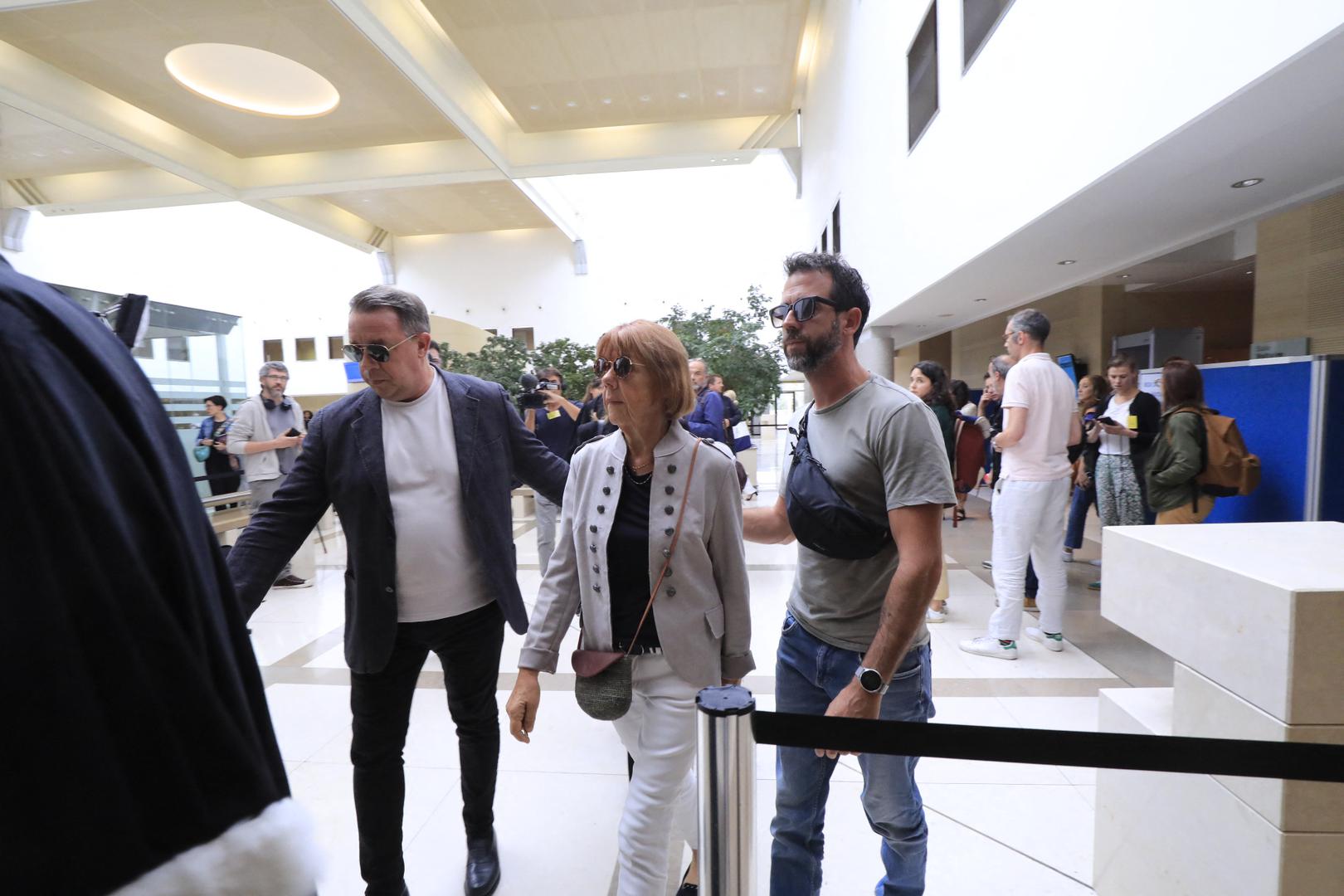 Gisèle Pélicot arrive avec ses fils David Pélicot et Floriant Pélicot - Procès du viol de Gisèle Pélicot par cinquante hommes âgés de 26 à 74 devant la cour criminelle départementale de Vaucluse à Avignon, France, le 4 septembre 2024. Son mari Dominique Pélicot, est accusé d'avoir drogué sa femme pendant dix ans pour la soumettre sexuellement à d'autres hommes qu'il recrutait sur internet. Il est jugé avec 50 autres hommes âgés de 26 à 74 ans pour vioIs aggravés, à partir du lundi 2 septembre et pour quatre mois. © Franz Chavaroche/Nice Matin/Bestimage Gisèle Pélicot arrive with her children to the courthouse during the trial of her husband accused of drugging her for nearly ten years and inviting strangers to rape her at their home in Mazan, a small town in the south of France, in Avignon, on September 4, 2024. The case involves 50 co-defendants. The defendants, 18 of whom are on remand, are men aged between 21 and 68 at the time of the events. Photo: Franz Chavaroche / Nice Matin / Bestimage/BESTIMAGE