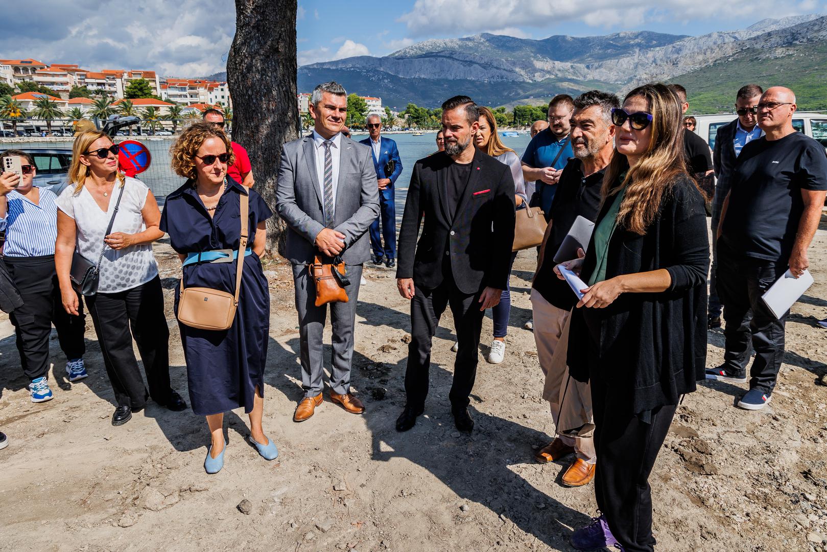 26.09.2024., Stobrec  - Prapovijesno Arheolosko nalaziste u centru Stobreca posjetila je ministrica Nina Obuljen Koezinek u pratnji Marine Ugarkovic. Photo: Zvonimir Barisin/PIXSELL