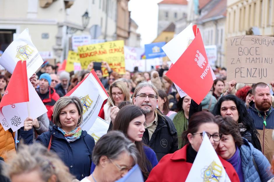 Zagreb: Veliki prosvjed prosvjetara na Trgu svetog Marka