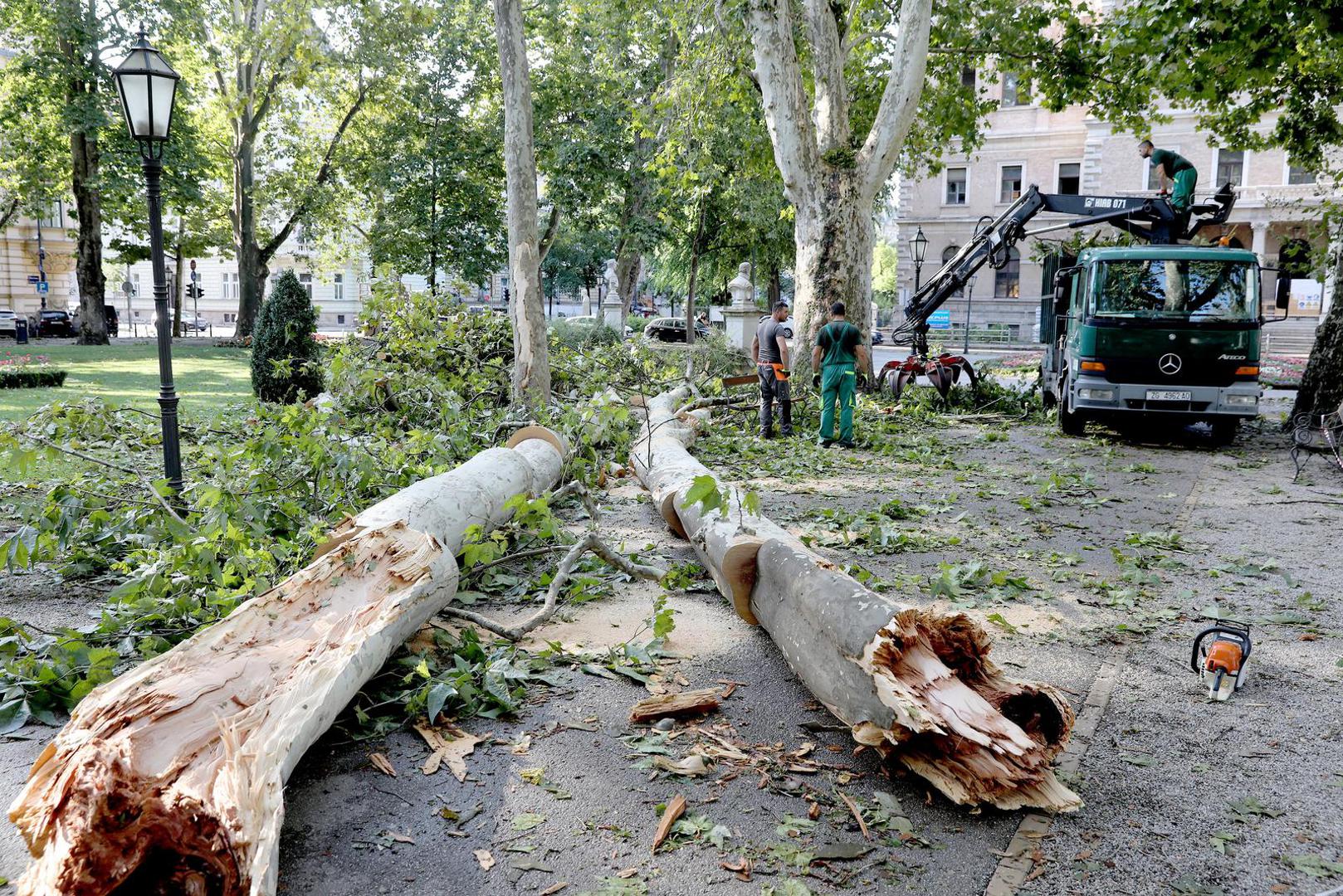 20.07.2023., Zagreb - Gradska uprava upozorila je jutros zagrepcane da se zbog opasnosti ne zadrzavaju u parkovima dok se ne otklone posljedice oluje. Photo: Patrik Macek/PIXSELL