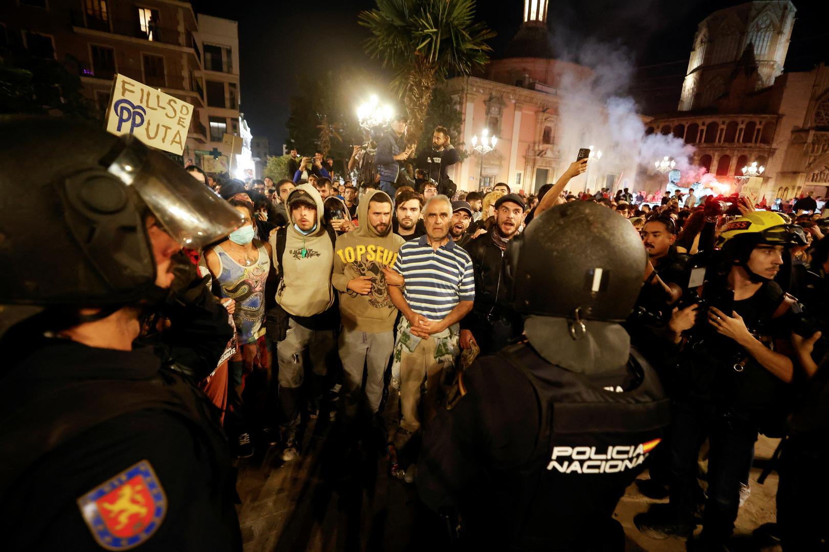 Police officers in riot gear stand guard as people protest against Valencia's regional leader Carlos Mazon and the management of the emergency response to the deadly floods in eastern Spain, in Valencia, Spain, November 9, 2024. REUTERS/Eva Manez Photo: Eva Manez/REUTERS