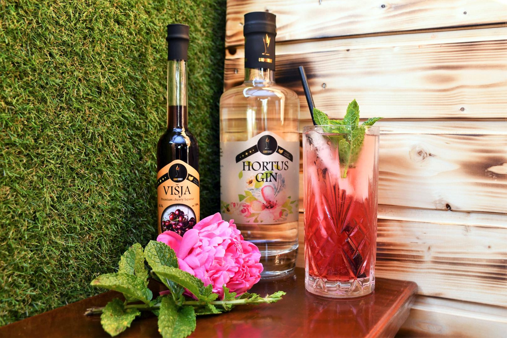 SOUR CHERRY GIN, Hortus Gin 40 mL, Good Spirit liker Višja 20 mL, Jamnica Botanica limun menta 100-150 mL, Svježa menta