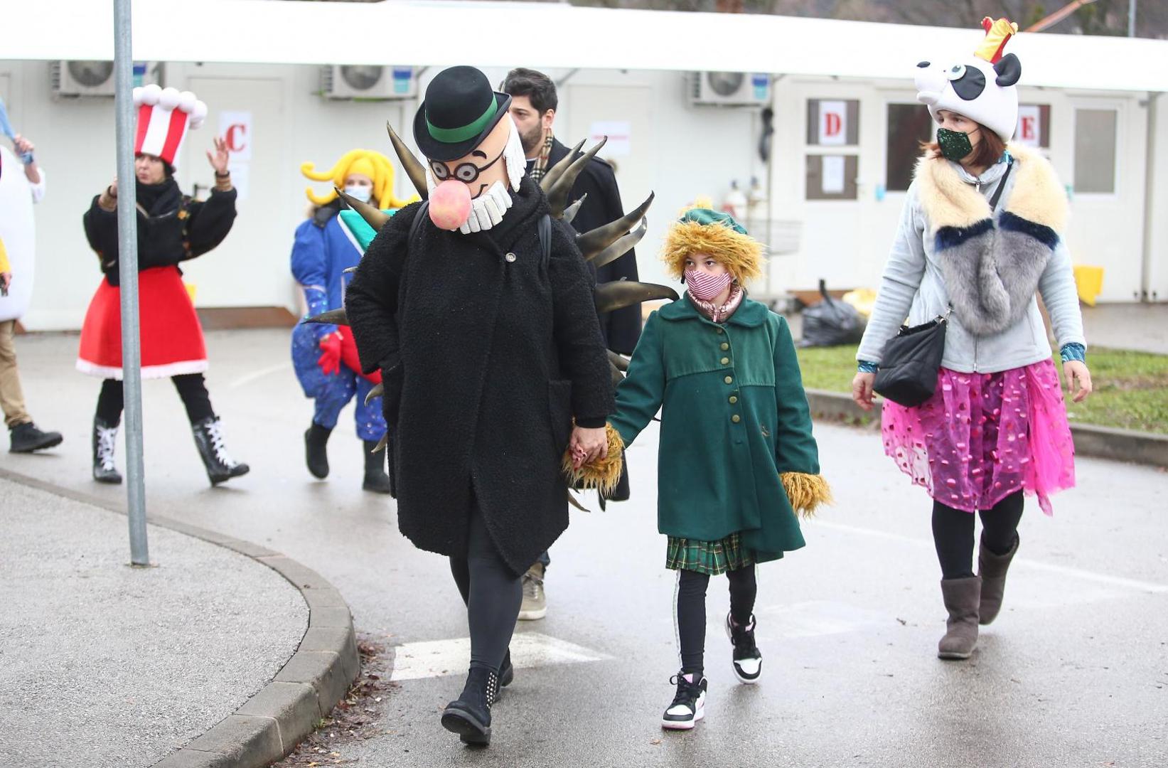 25.12.2020., Zagreb - Dvadeset Zagrebackih umjetnika pjevalo i djelilo poklone ispred Klinici za infektivne bolesti Dr. Fran Mihaljevic. 
Photo: Matija Habljak/PIXSELL