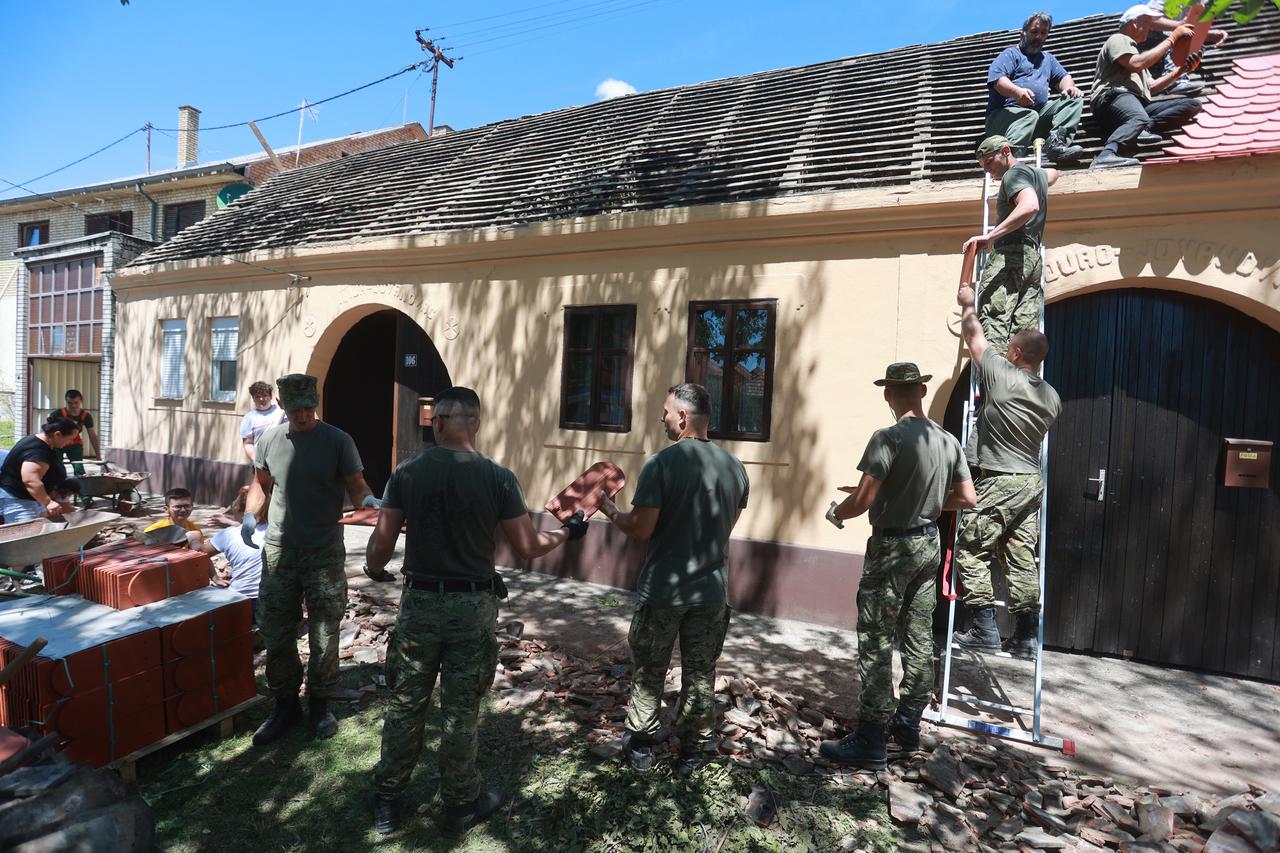 Vojska pristigla u Bošnjake kako bi pomogla ljudima čije su kuće stradale u nevremenu