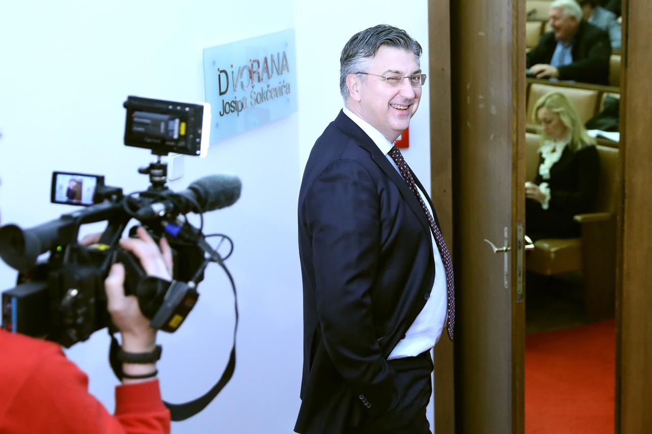 Zagreb: Dobro raspoloženi premijer Plenković došao na sjednicu kluba HDZ-a