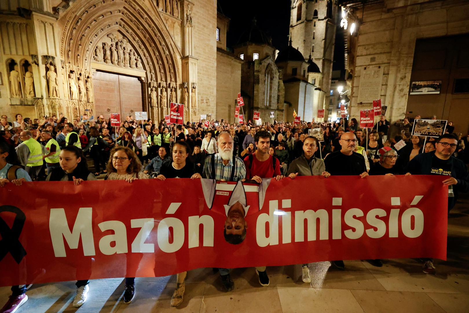 People hold a banner calling for the resignation of Valencia's regional leader Carlos Mazon, as civil groups and unions protest against the management of the emergency response to the deadly floods in eastern Spain, in Valencia, Spain, November 9, 2024. REUTERS/Eva Manez Photo: Eva Manez/REUTERS