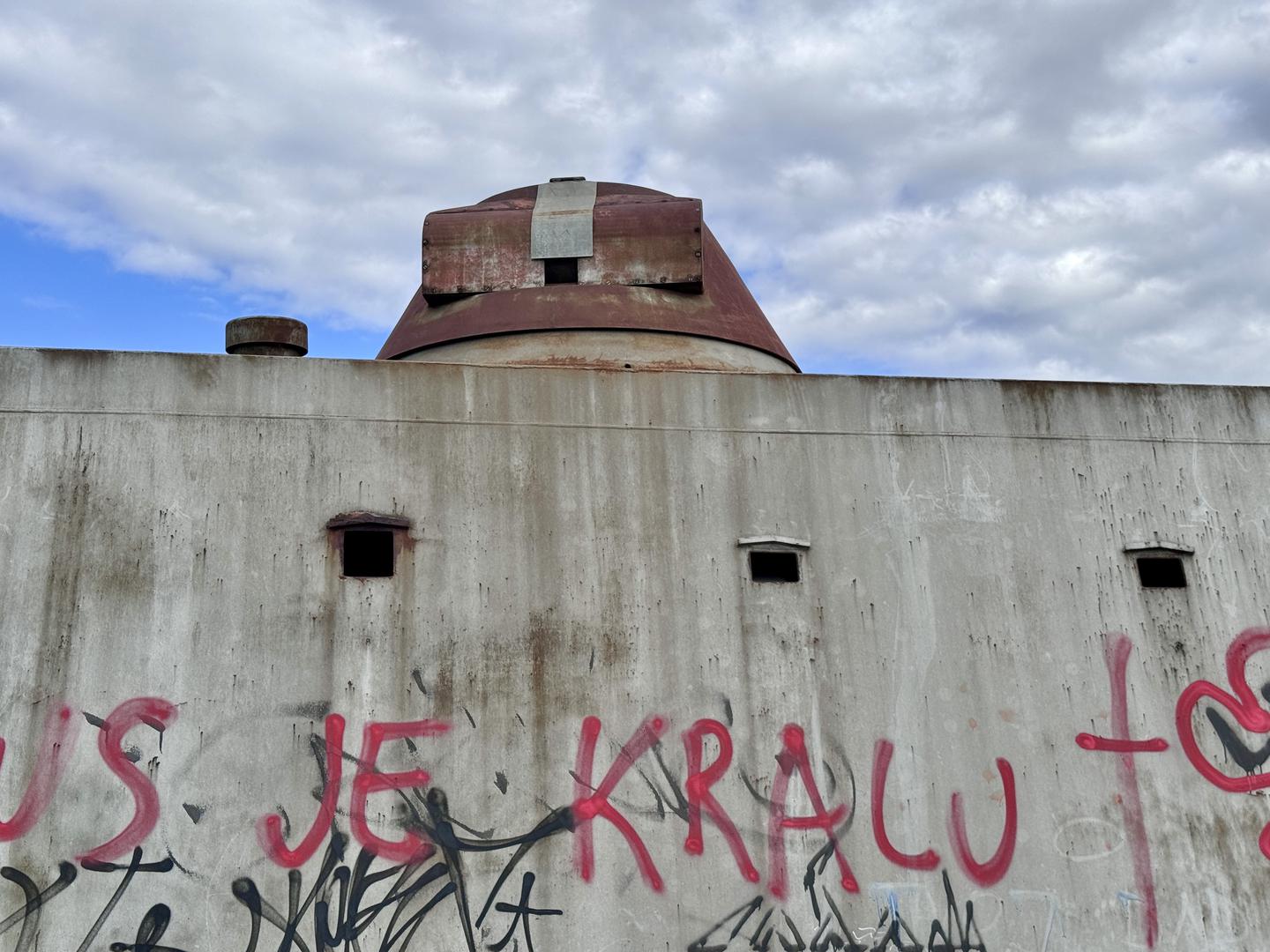 Vlak je imao za tadašnje vrijeme najmoderniju dizel-električnu lokomotivu, ali nakon probne vožnje do Unešića na kraju ipak nije korišten u borbama.