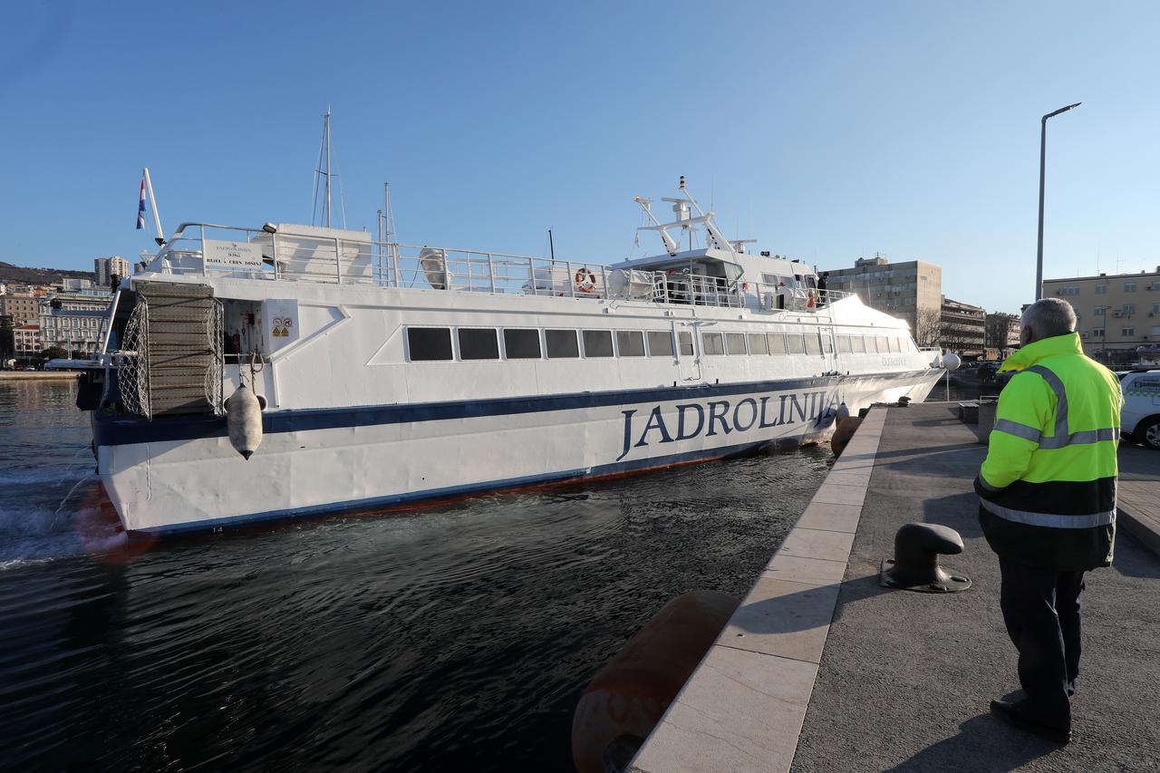 Jadrolinijin katamaran Dubravka uplovljava u riječku luku