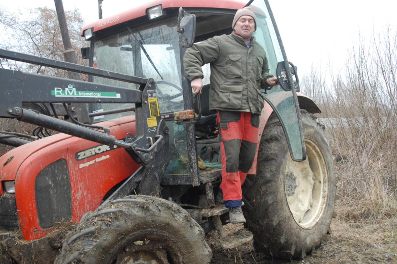 '02.03.2011., Bjelovar - Franjo Macicek iz mjesta Zabjak jedan je od rijetkih poljoprivrednika koji je dobio korisnicki ime i zaporku za koristenje Agroneta, aplikacije preko koje ce poljoprivrednici 