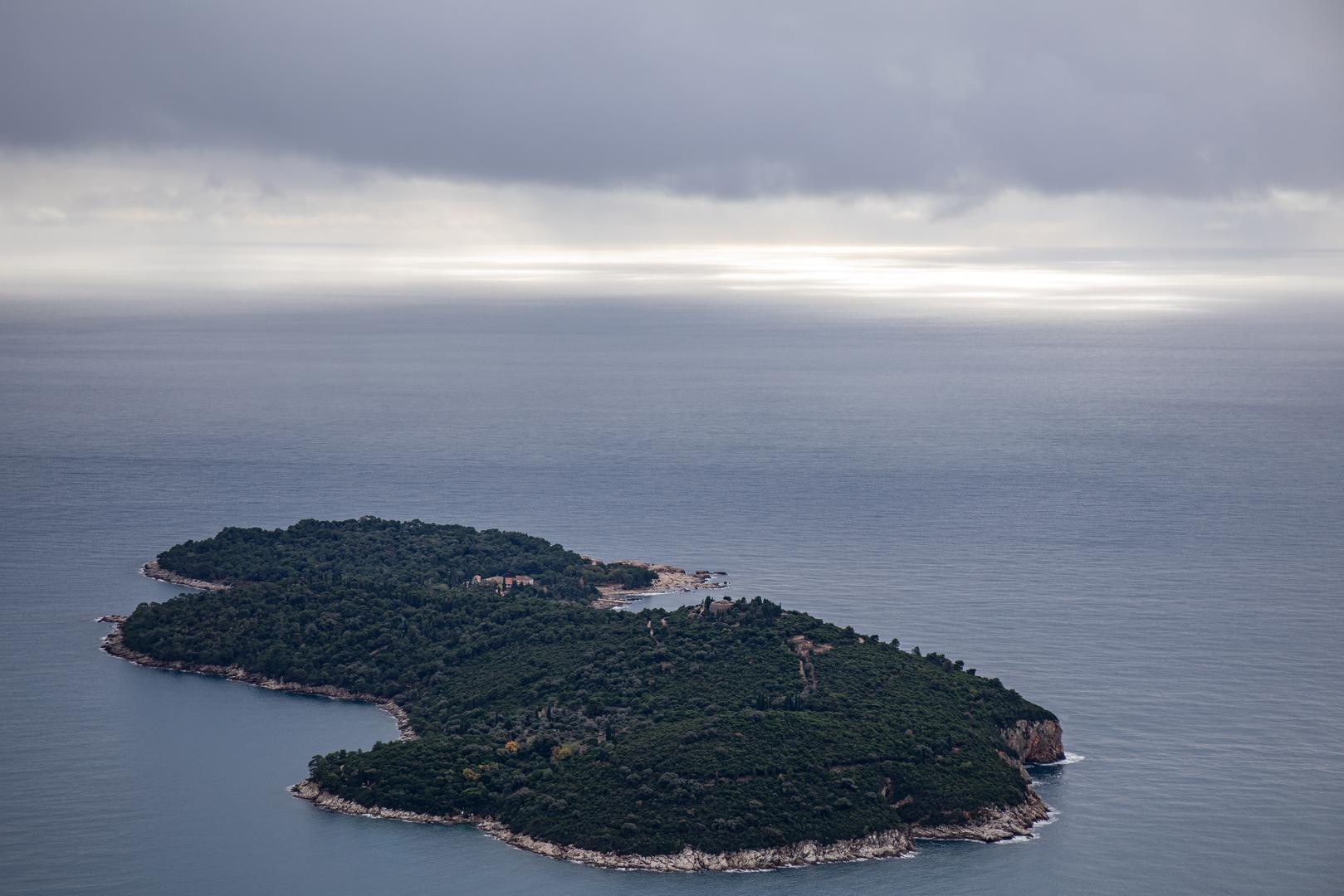 Otok Lokrum kraj Dubrovnika je još jedno od ukletih mjesta u Hrvatskoj. Dubrovčani savjetuju da se s ovog otoka ne uzima ništa pa čak ni ubrani list jer sve što se uzme s otoka će novom vlasniku donijeti nesreću. 