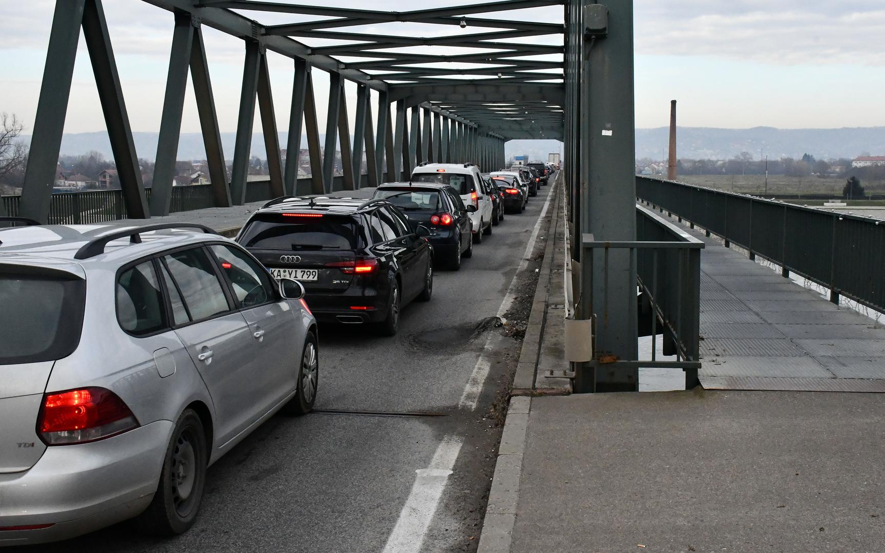 S druge strane, dopušteno je bez ograničenja količine unijeti kruh, kolače, kekse, vafle i oblatne, dvopek, tostirani kruh te slične prepečene proizvode s manje od 20% prerađenih mliječnih proizvoda i proizvoda od jaja koji su trajni na sobnoj temperaturi ili su tijekom proizvodnje bili podvrgnuti potpunom kuhanju ili postupku toplinske obrade jednoliko u cijelom proizvodu, tako da je sav sirov proizvod denaturiran.