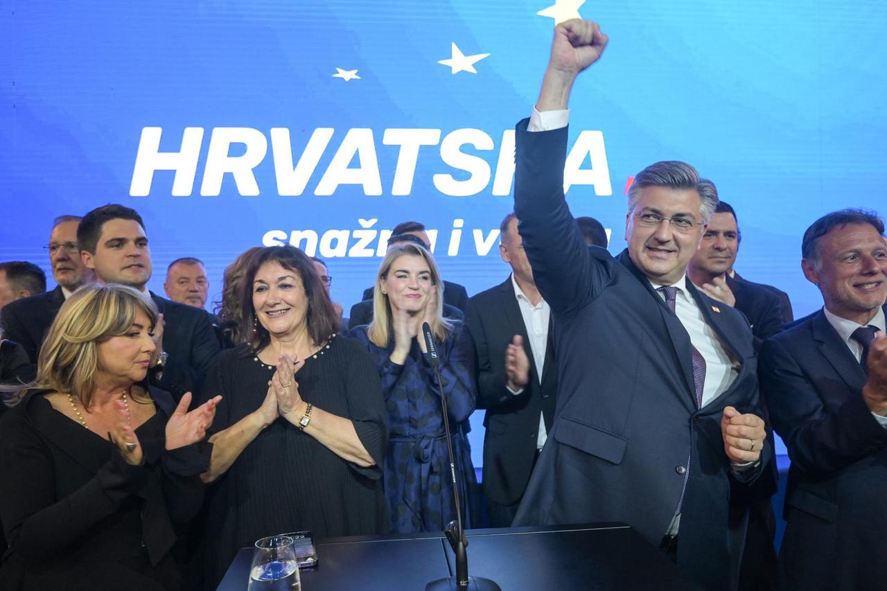 Zagreb: Slavlje Andreja Plenkovića i stranačkih kolega u stožeru nakon rezultata izbora za Europski parlament