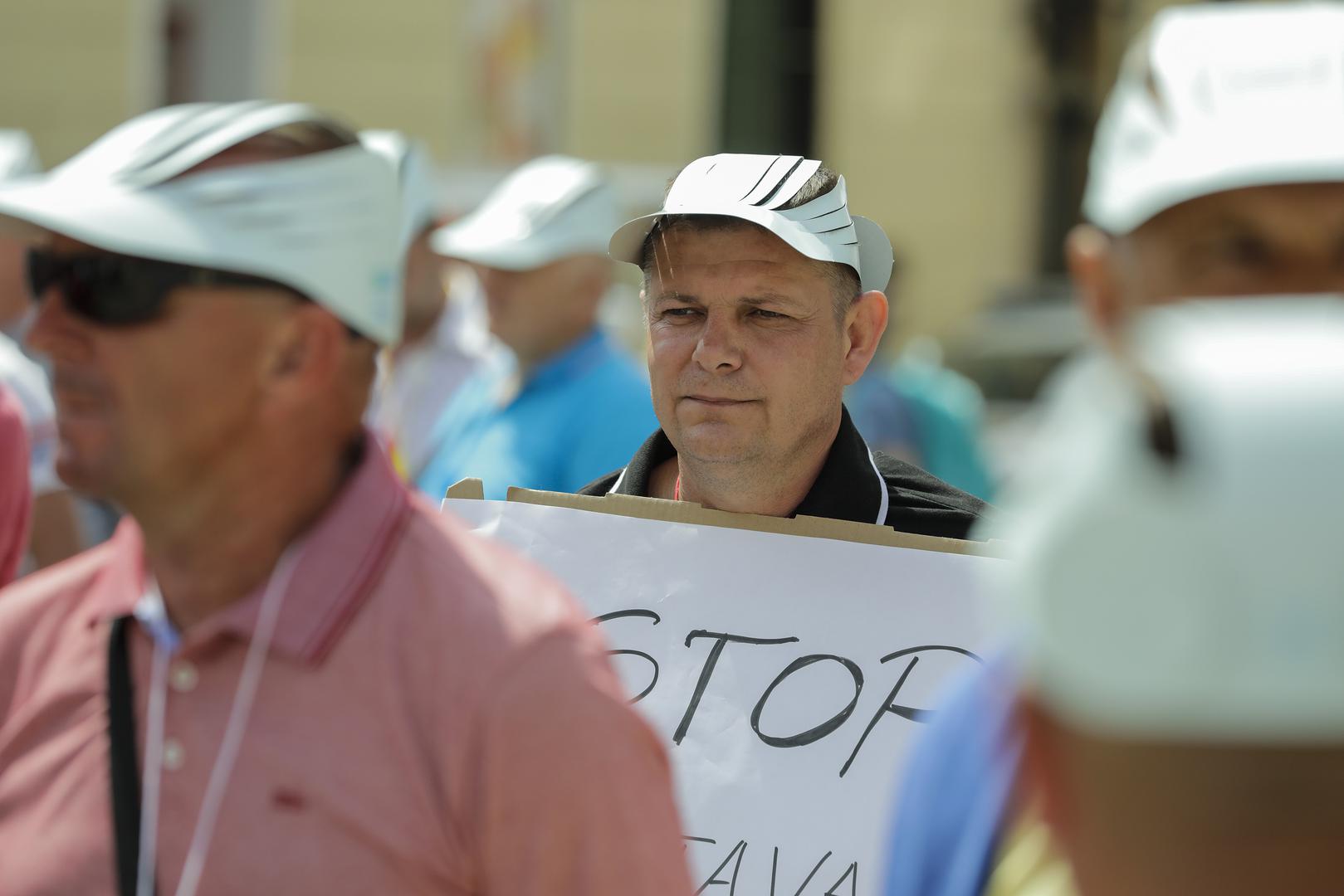 23.05.2022,Zagreb - Javni prosvjed Sindikata hrvatskih zeljeznicara.  Prosvjednici ce u 10,30 sati krenuti sa zapadne strane Glavnog  kolodvora prema Trgu sv. Marka. Zbog neodrzavanja pruga, tvrtka Pruzne gradjevine sada mora traziti pomoc. Sindikatu hrvatskih zeljeznicara cilj je sacuvati radna mjesta 1400 radnika i sacuvati Pruzne gradjevine kao jedinu domacu tvrtku sposobnu za gradnju i obnovu zeljeznickih pruga. Photo: Jurica Galoic/PIXSELL