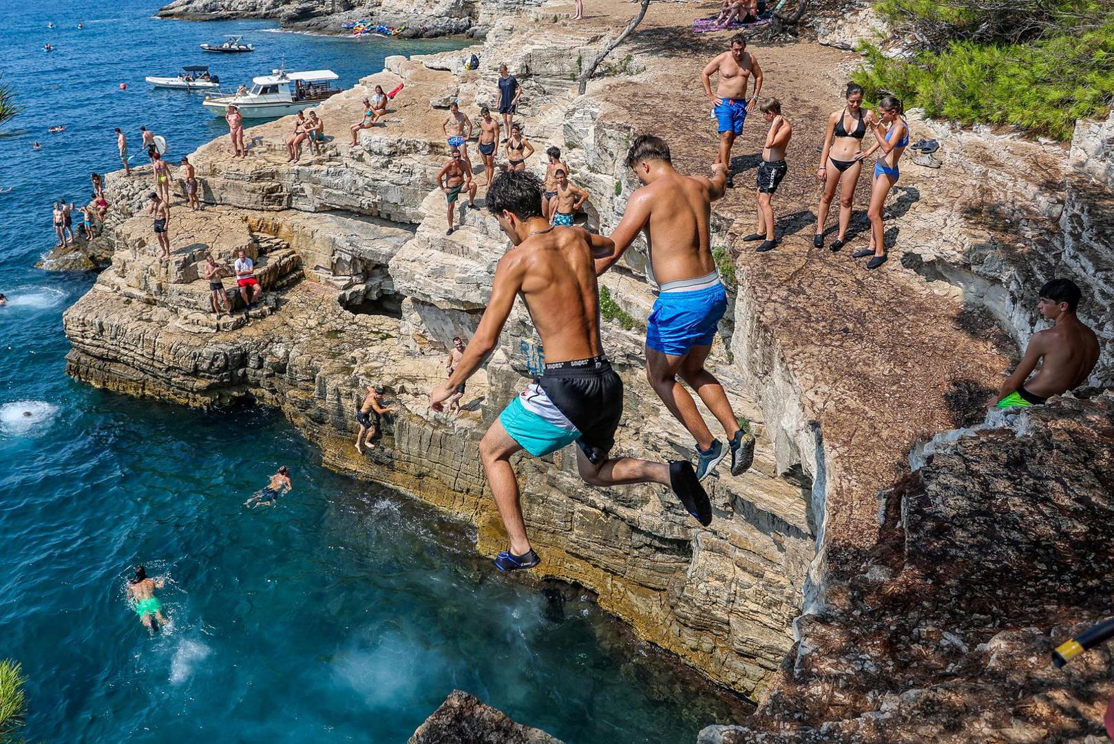 Oni željni malo više adrenalina, skaču u more sa stijena na ulazu u špilju.