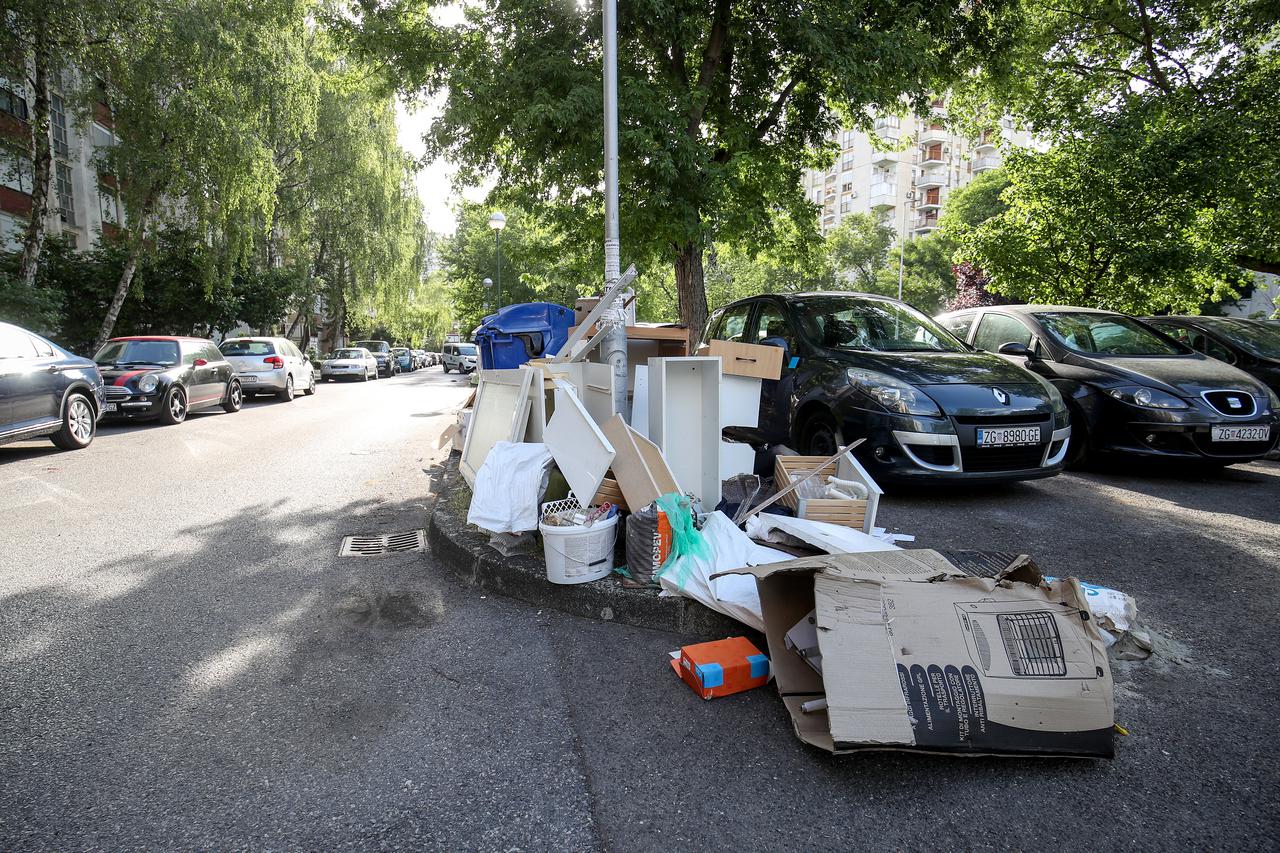 Zagreb: Zelene površine naselja Travno prekrivene su smećem