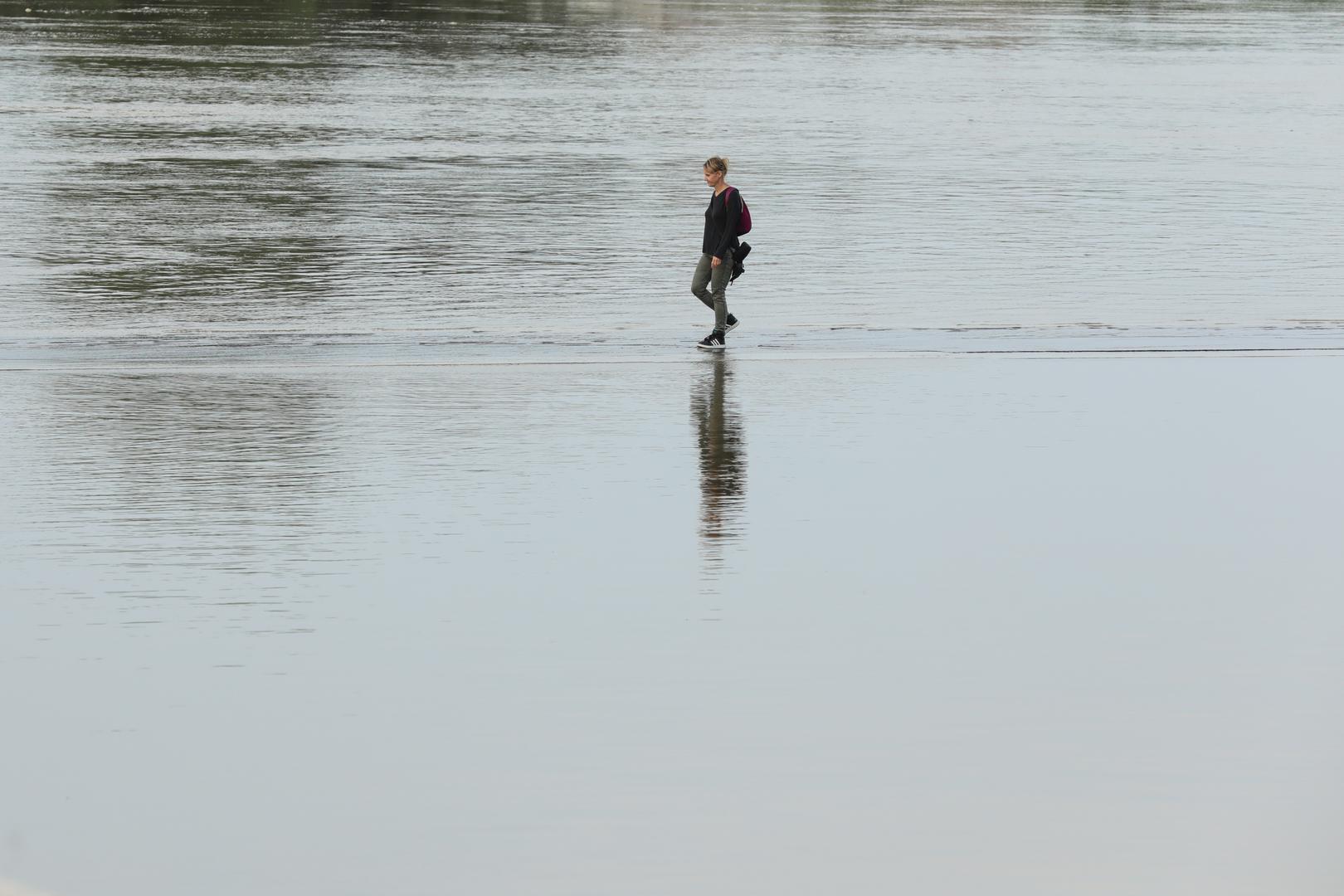 22.05.2023., Osijek - Vodostaj rijeke Drave raste iz sata u sat i dosegao je +356 centimetara. Prilaz novog luckog terminala preplavila je voda sto je Osjecanima bila prilika prosetati ''po vodi'' i napraviti zanimljive fotografije. Photo: Dubravka Petric/PIXSELL