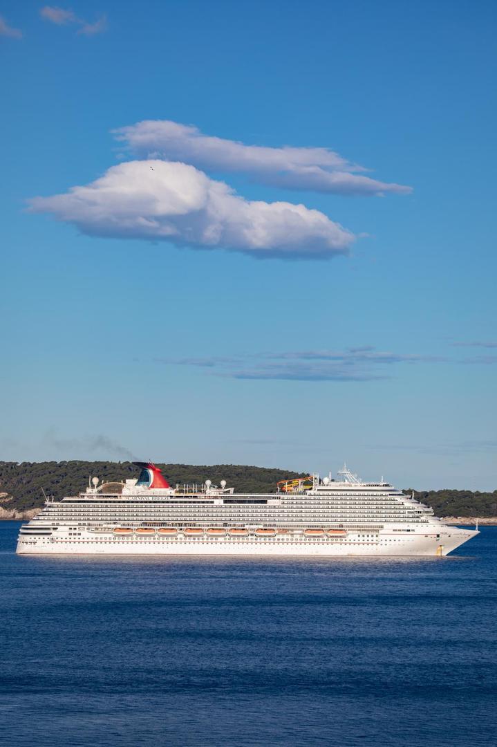 26.05.2020., Dubrovnik - Kruzer Carnival Breeze usidrio se kraj otocica Daksa. Vez se ocekuje u toku dana.
Photo: Grgo Jelavic/PIXSELL