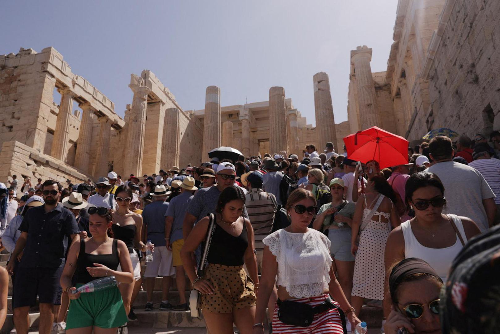 Visitors walk in front of the Acropolis' Propylaea, during a heatwave in Athens, Greece, July 14, 2023. REUTERS/Louiza Vradi Photo: LOUIZA VRADI/REUTERS