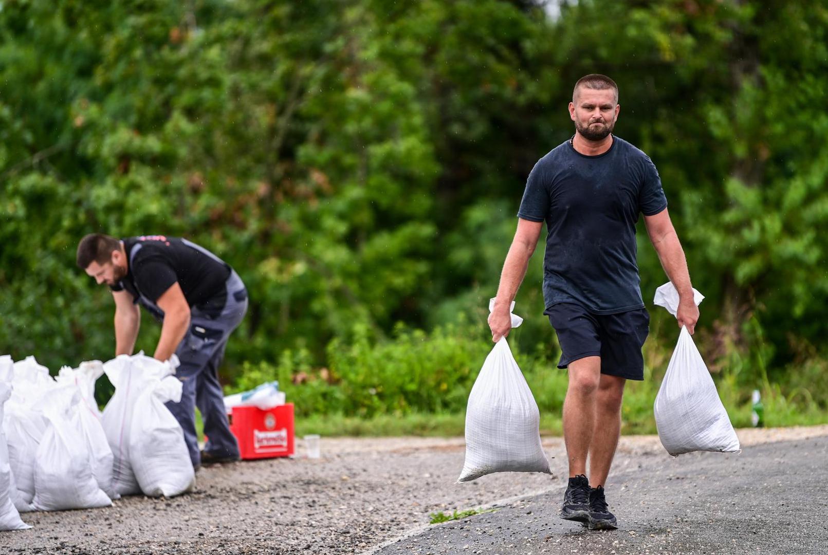 06.08.2023., Zagreb -  Uvedeno je izvanredno stanje obrane od poplava u naseljima oko Rugvice. Stanovnici Narta Savskog pune vreće pijeska kako bi zaštitili svoje kuće. Photo: Igor Soban/PIXSELL