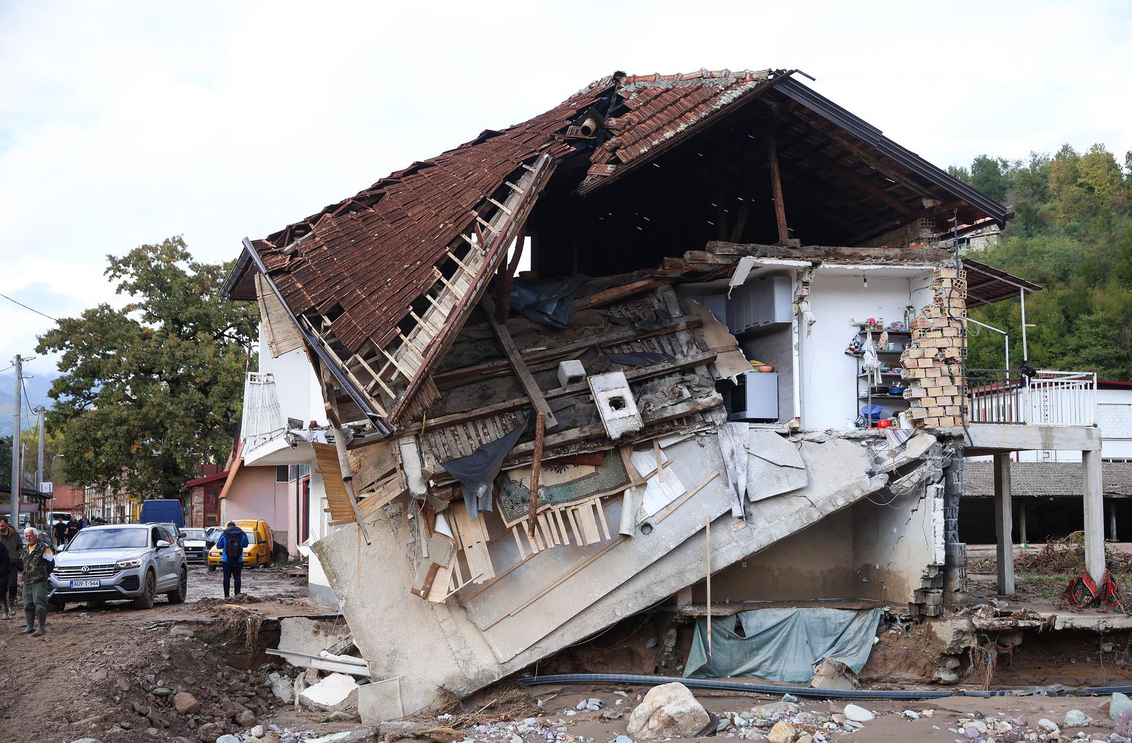 Raste broj poginulih u poplavama i odronima kamenja u sjevernome dijelu Hercegovine, a spasilačke ekipe nastavljaju potragu za nestalima za koje su mali izgledi da su živi. 