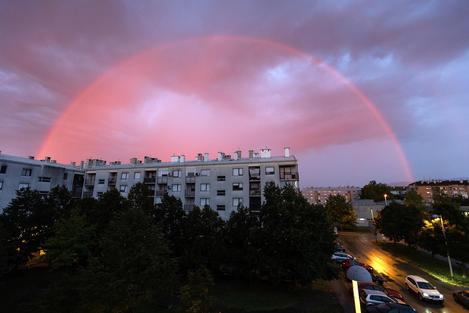 Nad horizontom se u jutarnjim satima četvrtka pojavila spektakularna duga, stvarajući nesvakidašnji kontrast s tamnim oblacima koji su već nagovještavali pogoršanje vremena. 